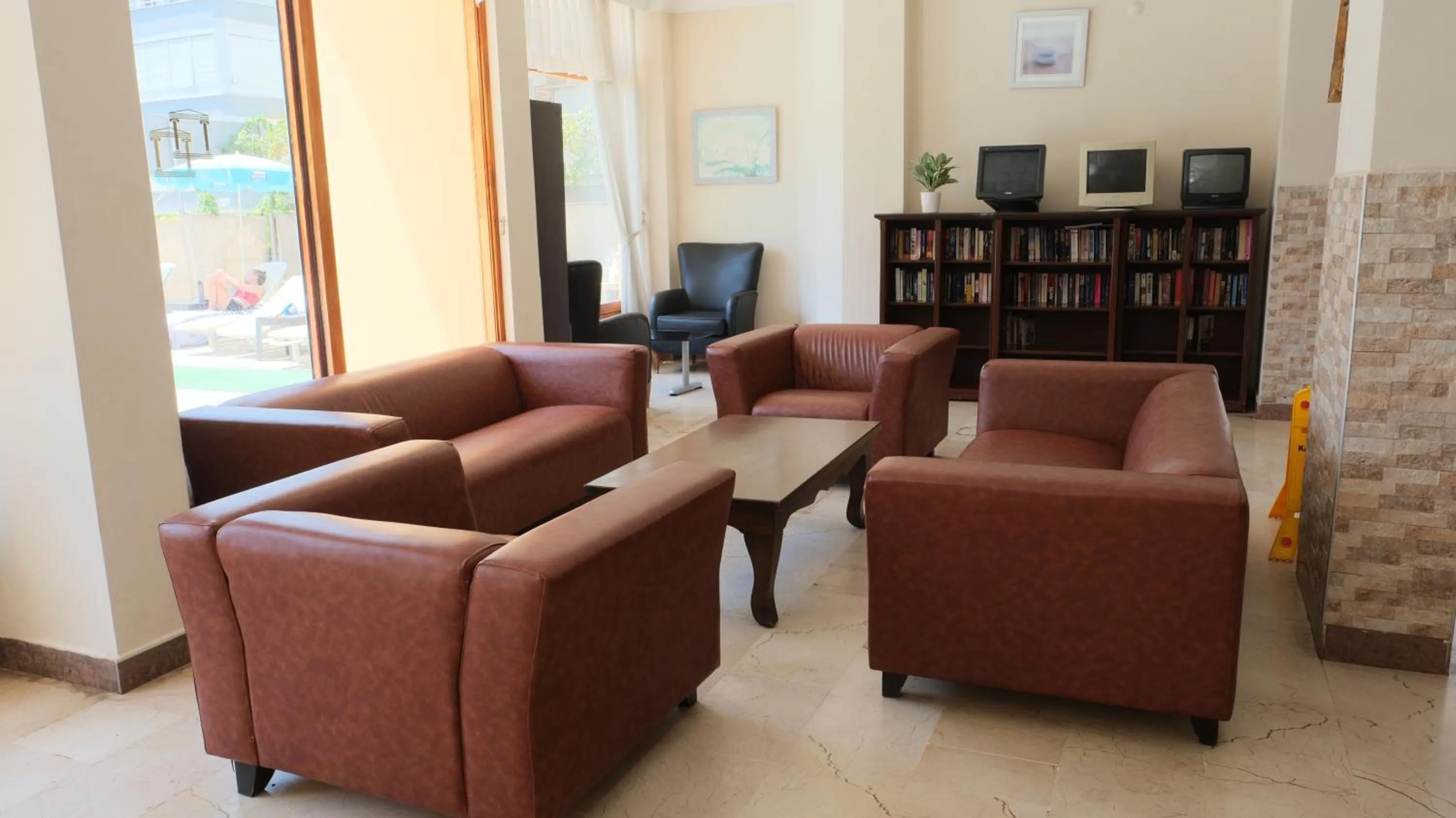 Communal lounge/ TV room in İSABELLA APART OTEL