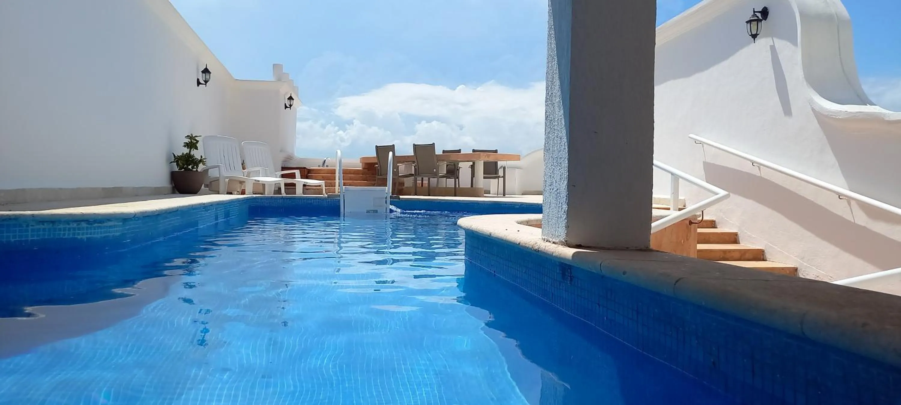 Swimming pool in Hotel y Museo Casa Turquesa