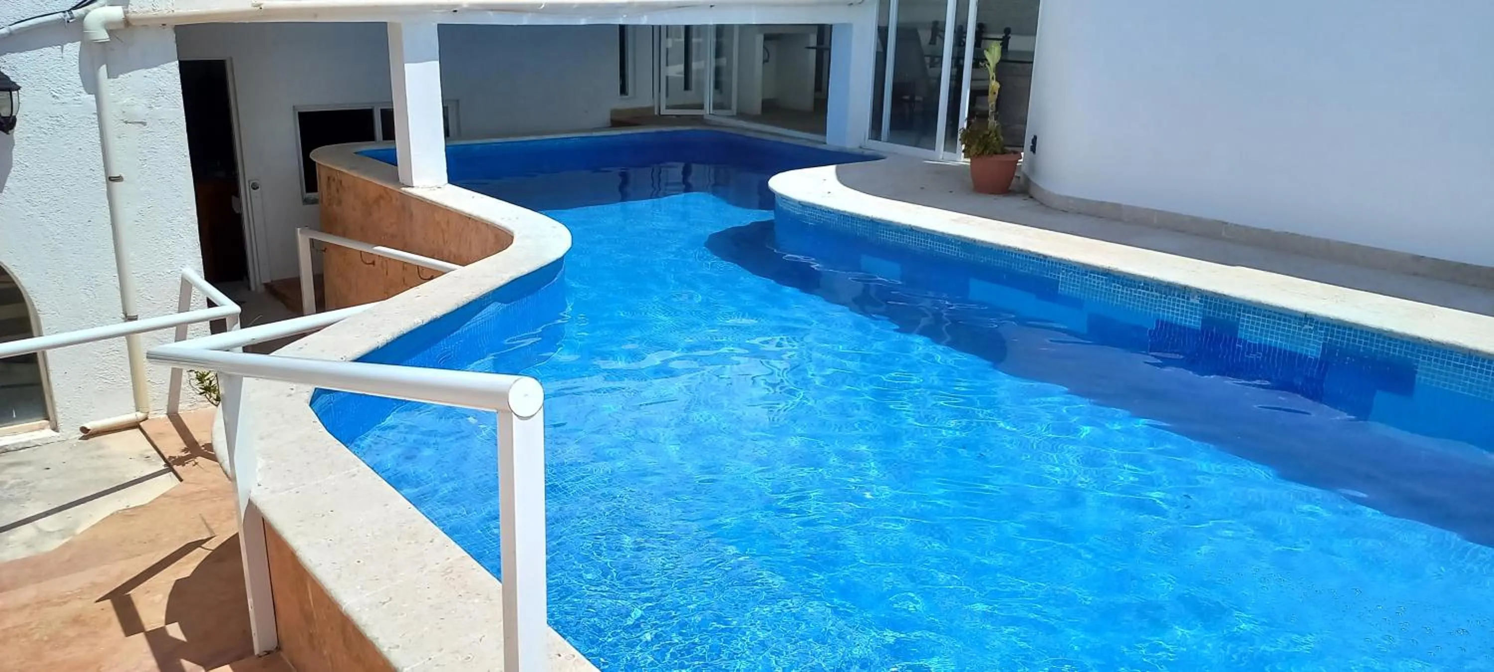 Swimming pool in Hotel y Museo Casa Turquesa