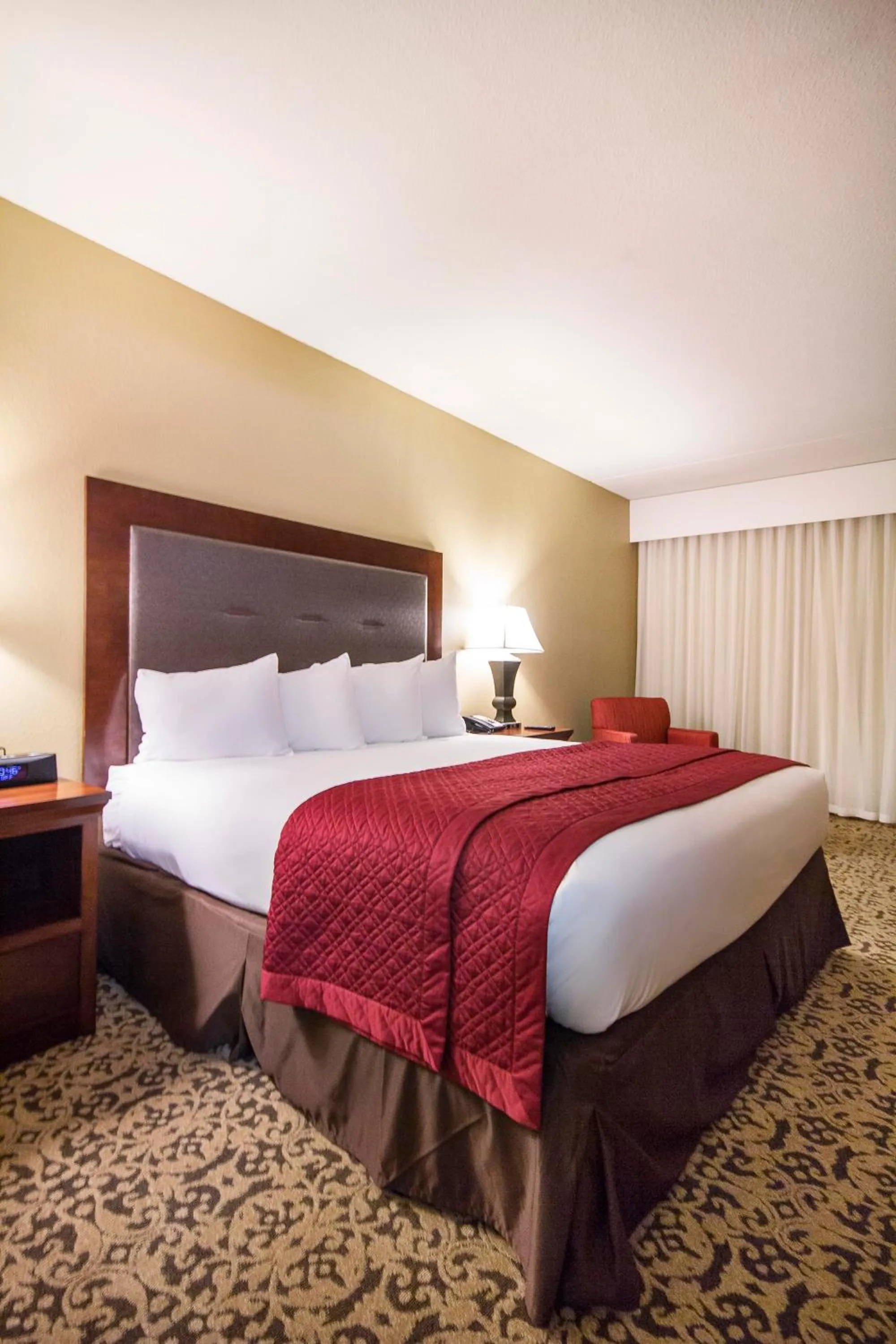 Bedroom, Bed in Grand Oaks Hotel