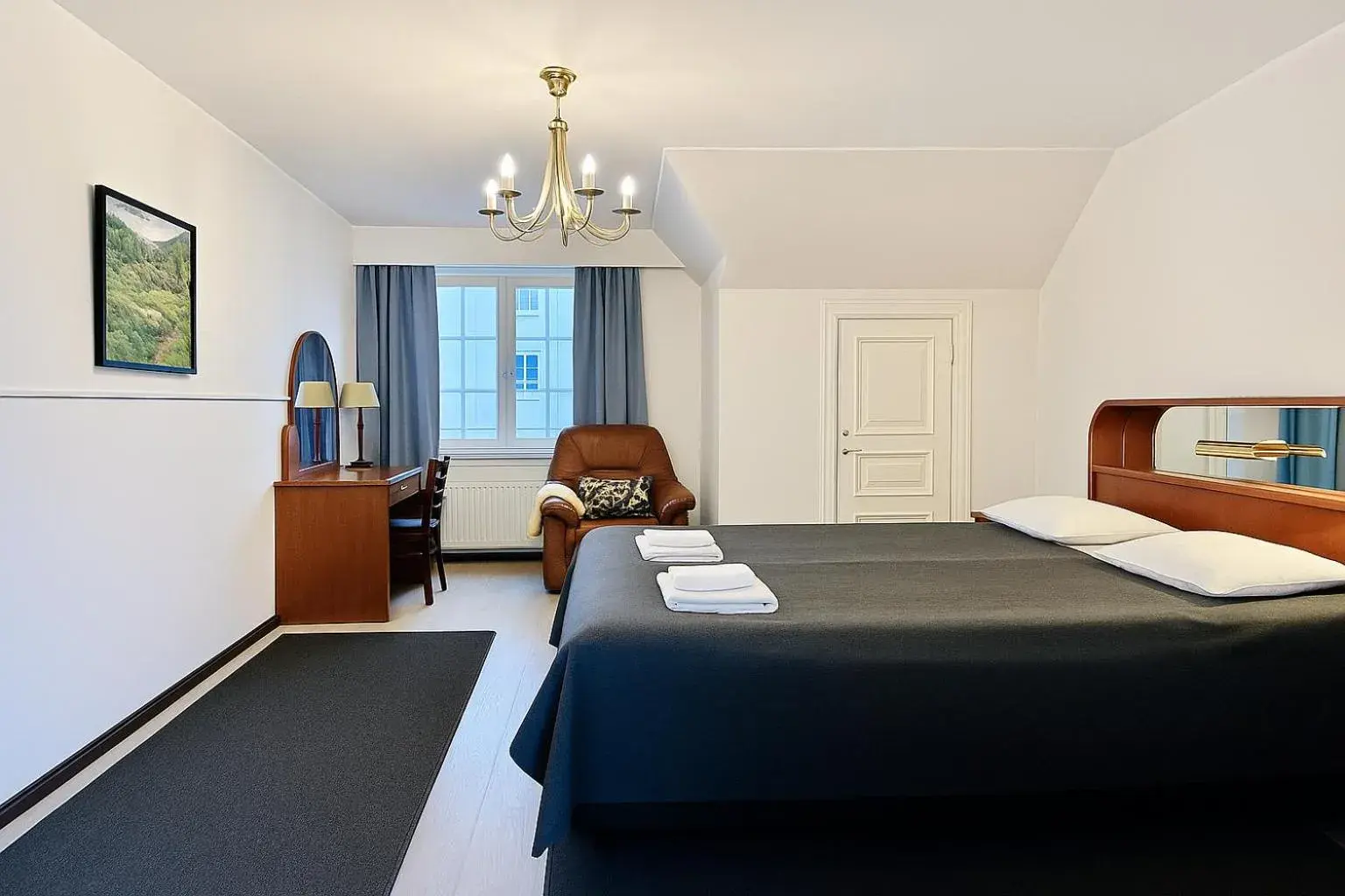 Large Double Room with City View - Shared Bathroom in Senate Hotel Large Double Room with City View - Shared Bathroom in Senate Hotel