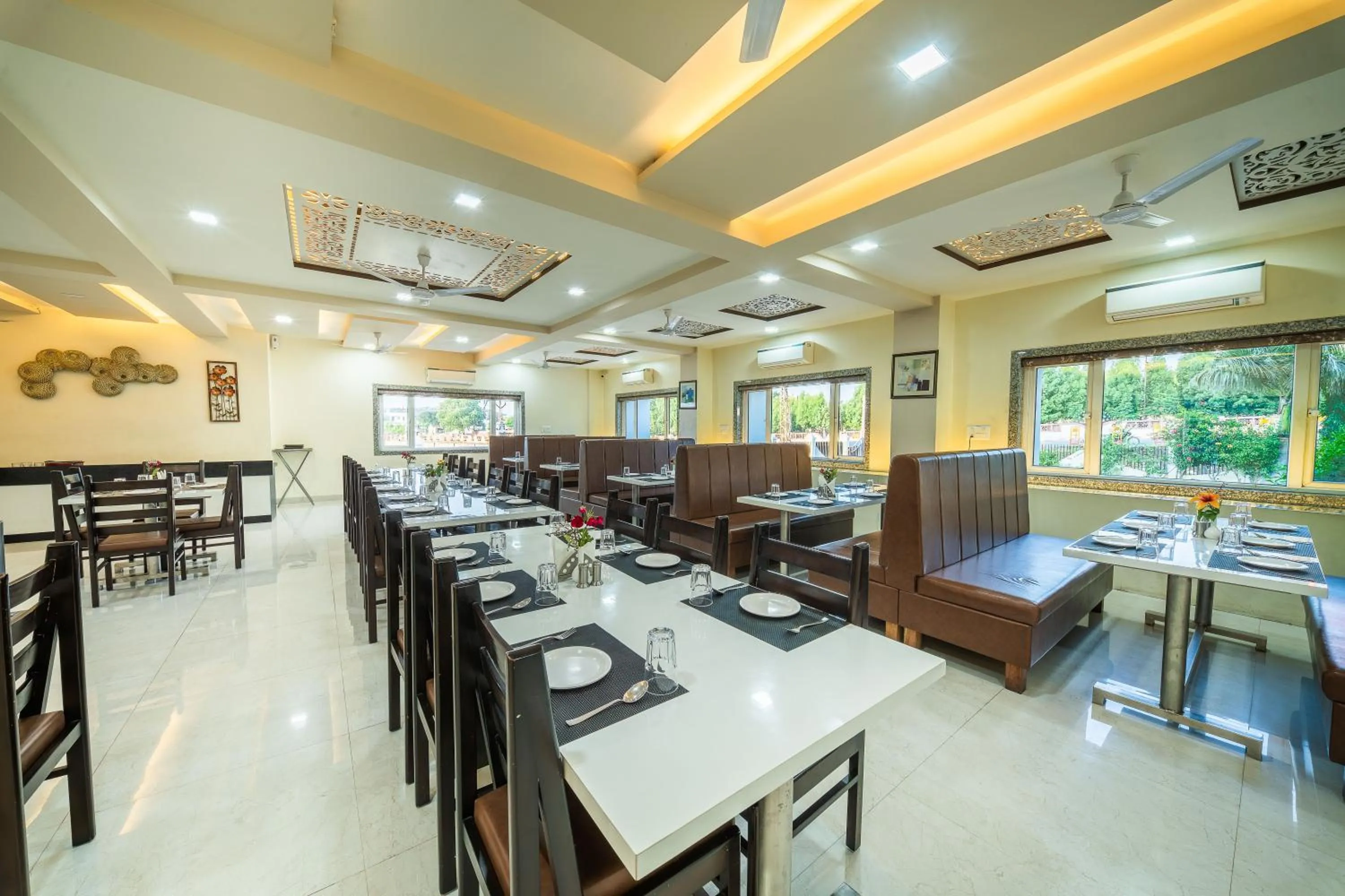 Restaurant/places to eat in The Sky Imperial- Hotel Gopal Darshan