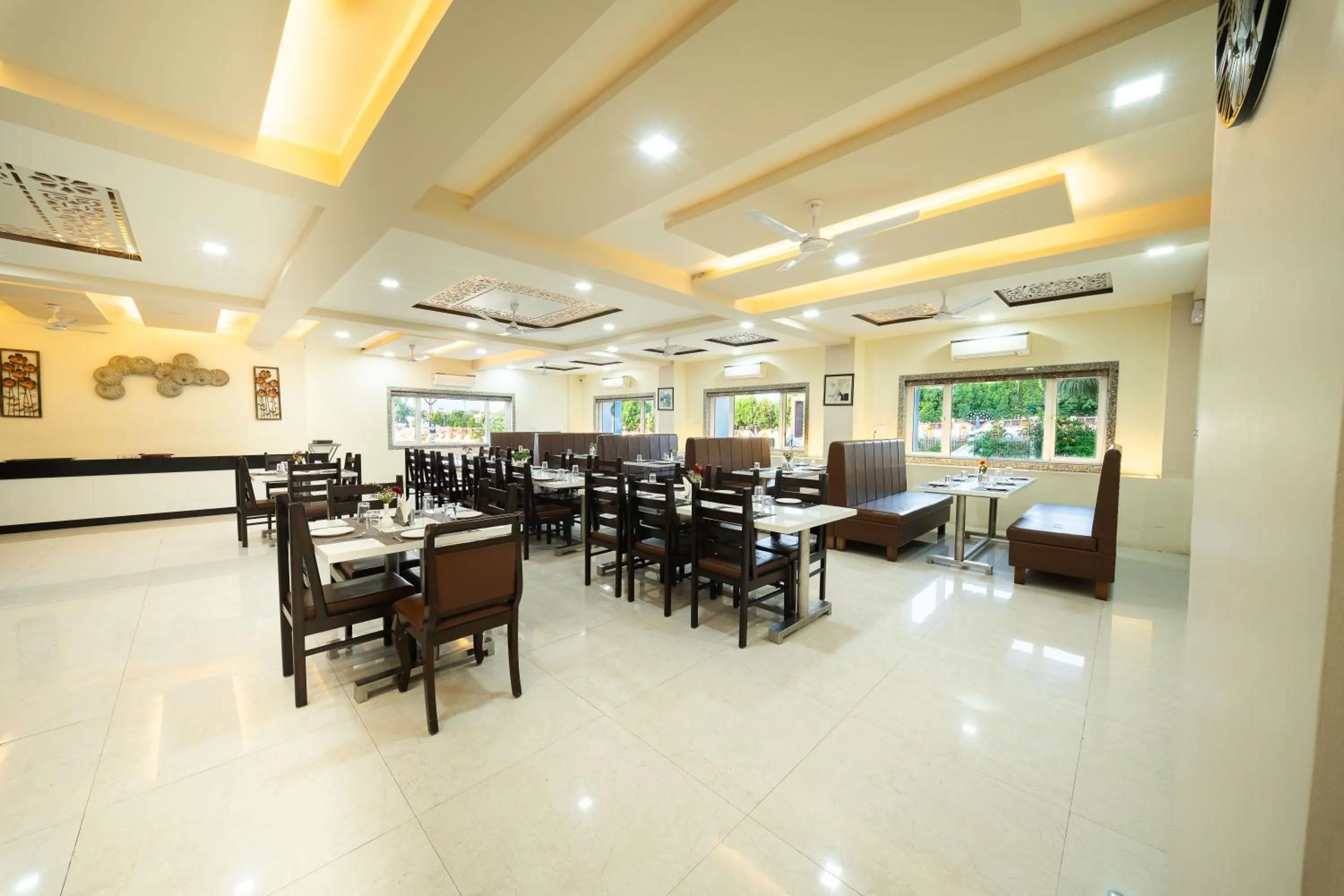 Restaurant/places to eat in The Sky Imperial- Hotel Gopal Darshan