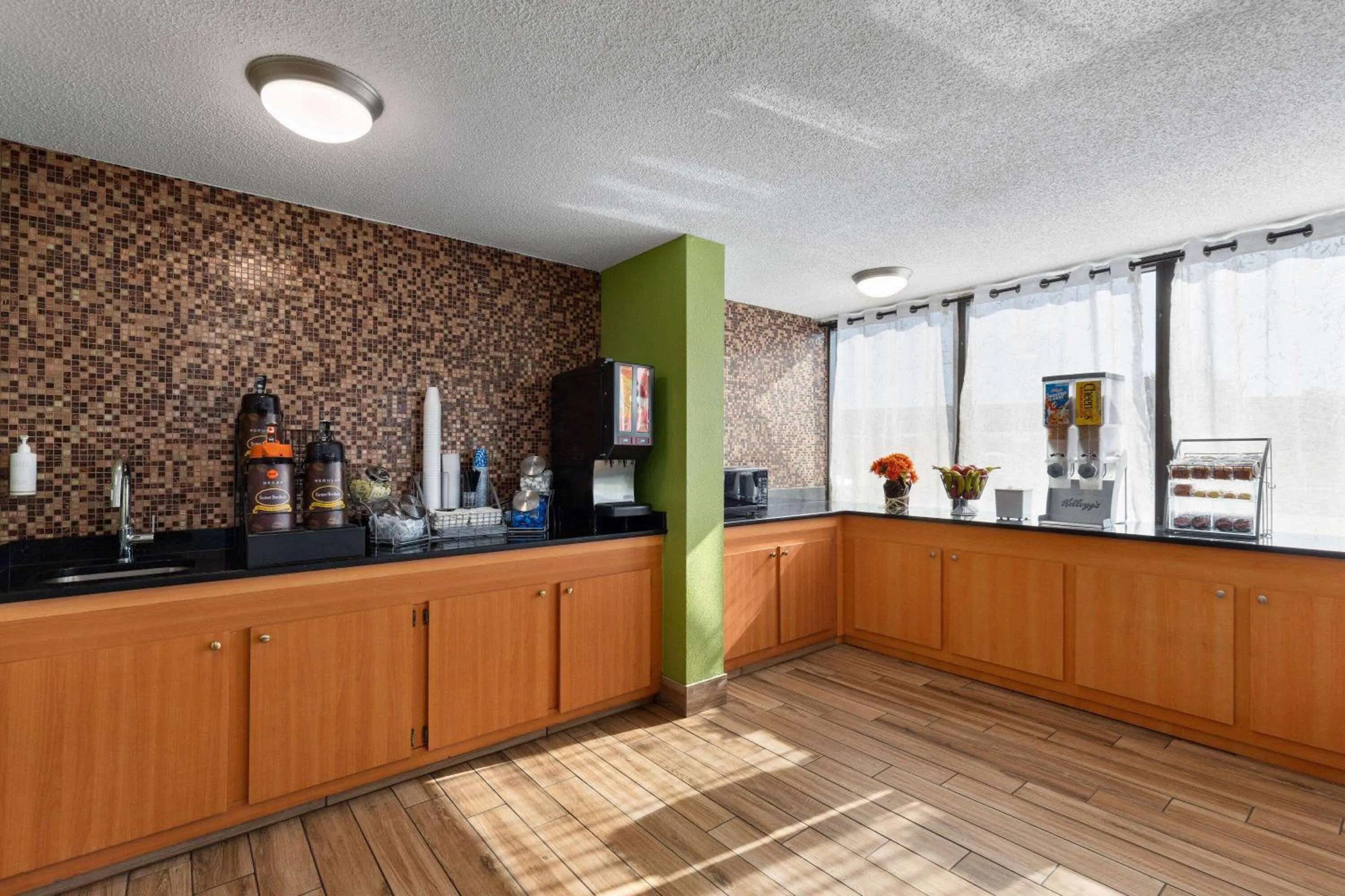 Breakfast in Super 8 by Wyndham Myrtle Beach/Market Common Area