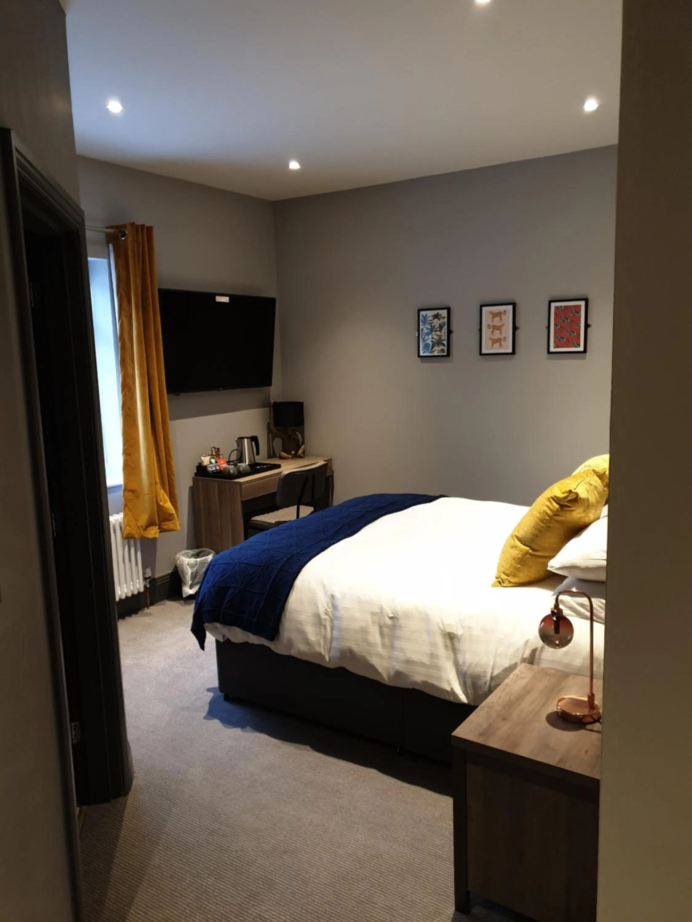 Photo of the whole room, Bed in The Strutt Arms