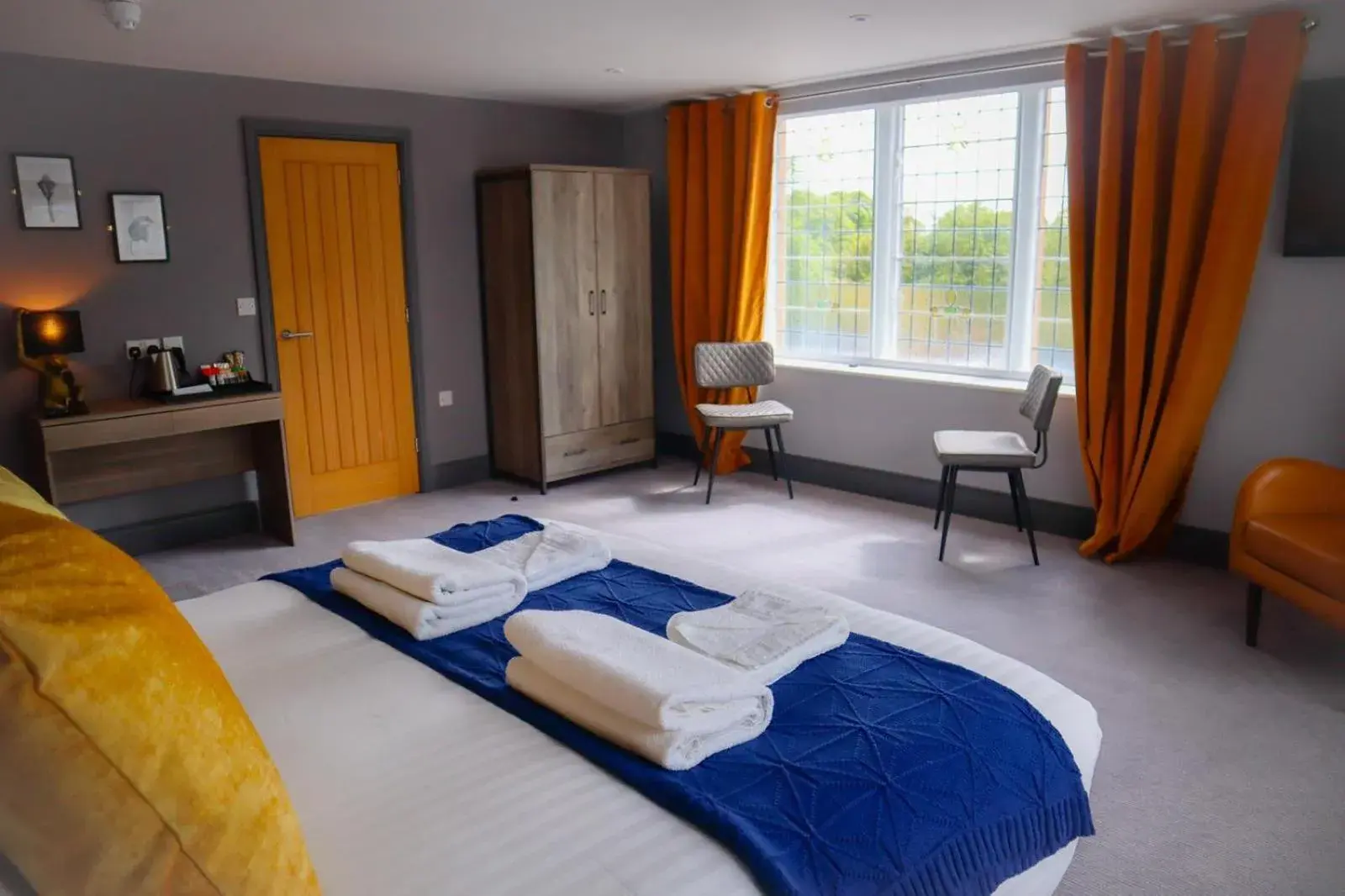 Deluxe Double Room with Bath in The Strutt Arms Deluxe Double Room with Bath in The Strutt Arms