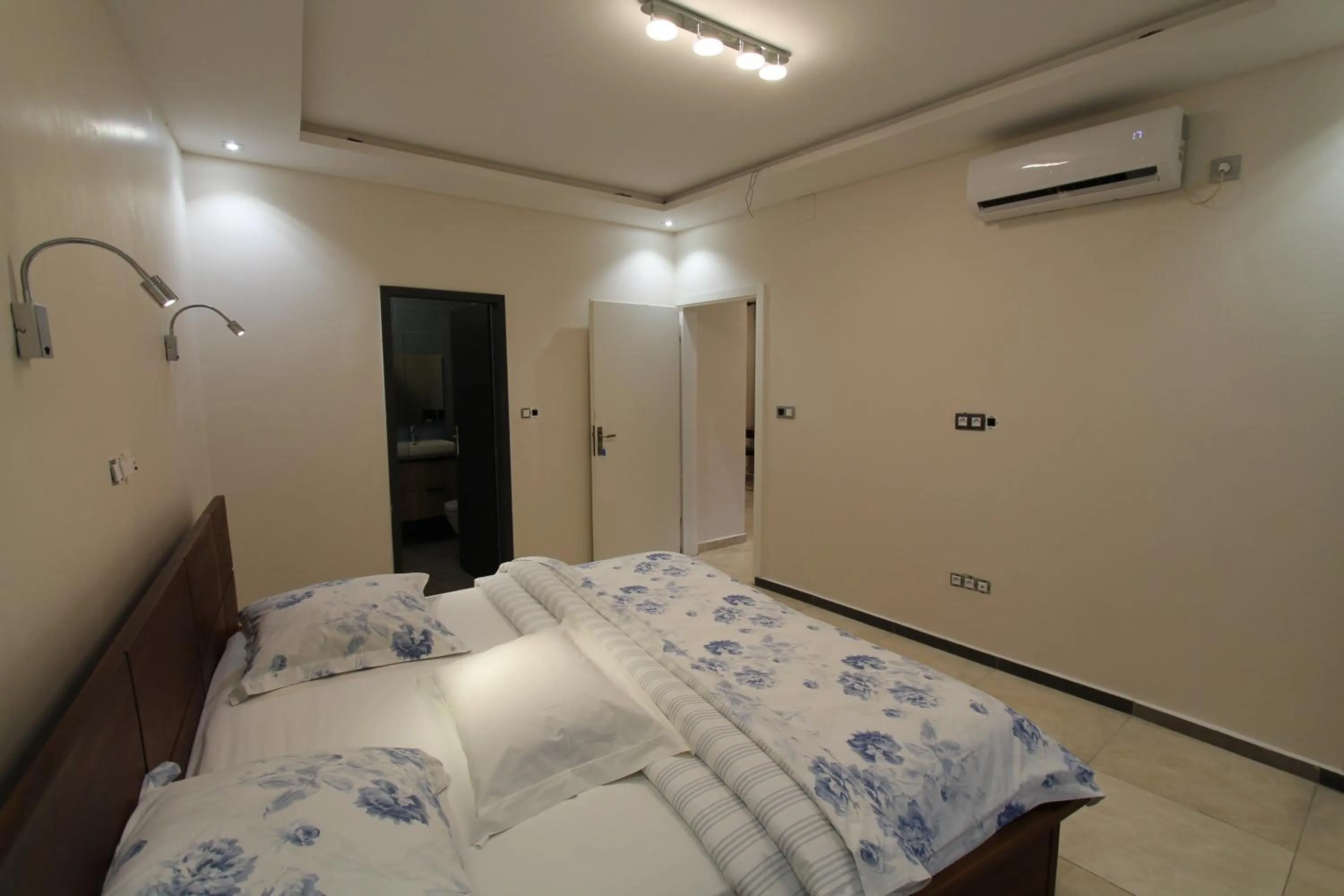 Toilet, Bed in Residence MASSOU