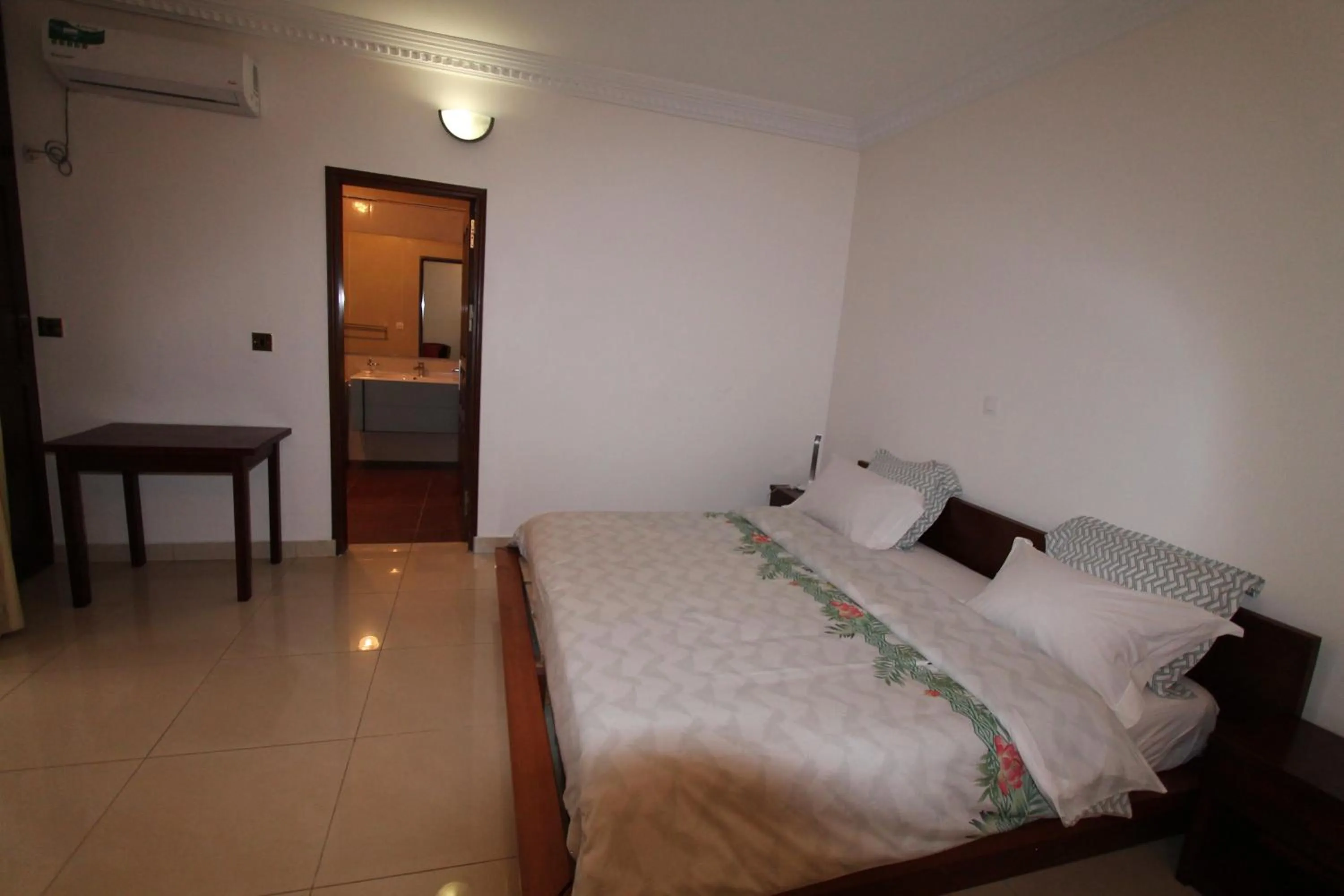 Toilet, Bed in Residence MASSOU