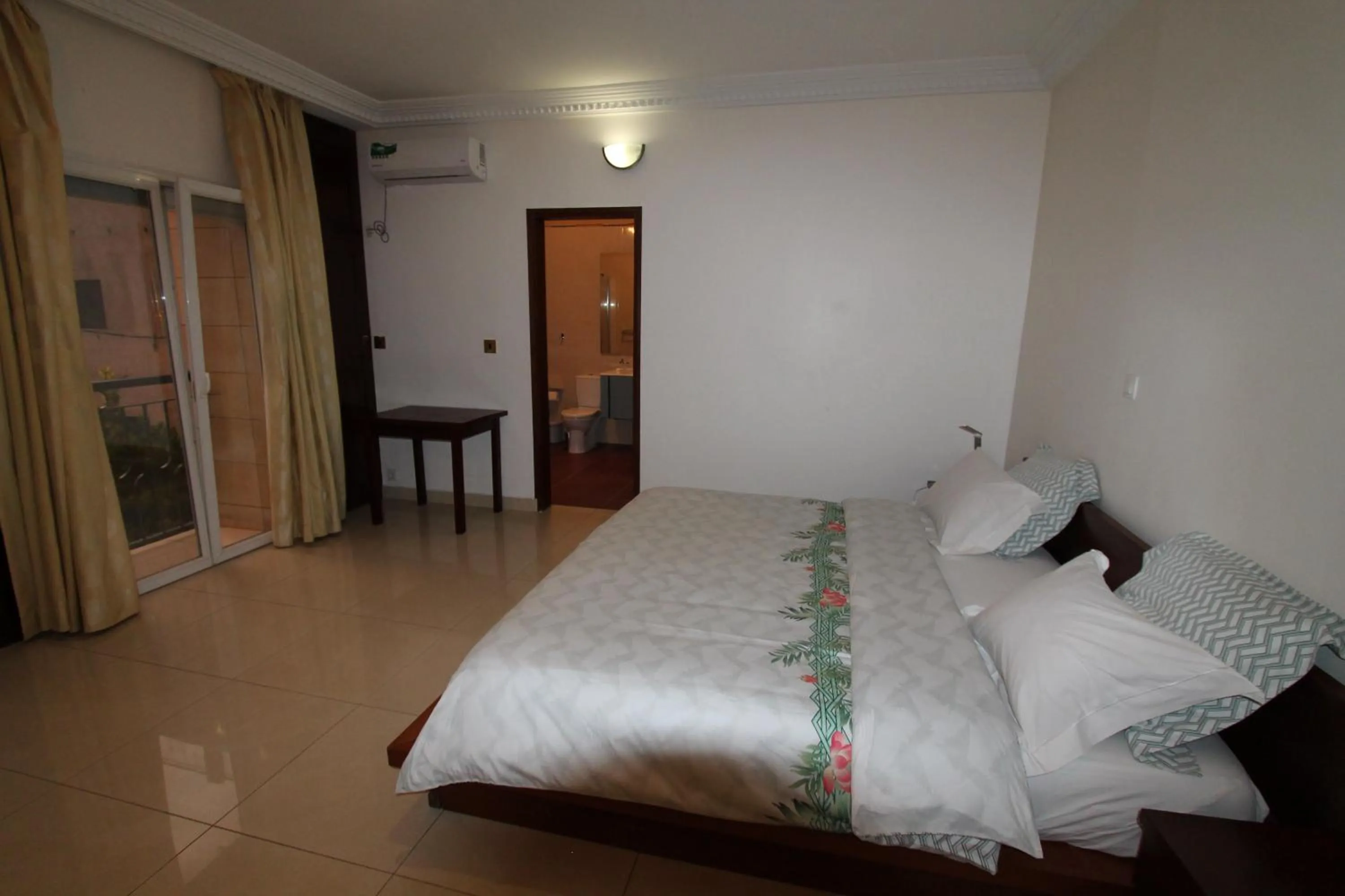 Toilet, Bed in Residence MASSOU