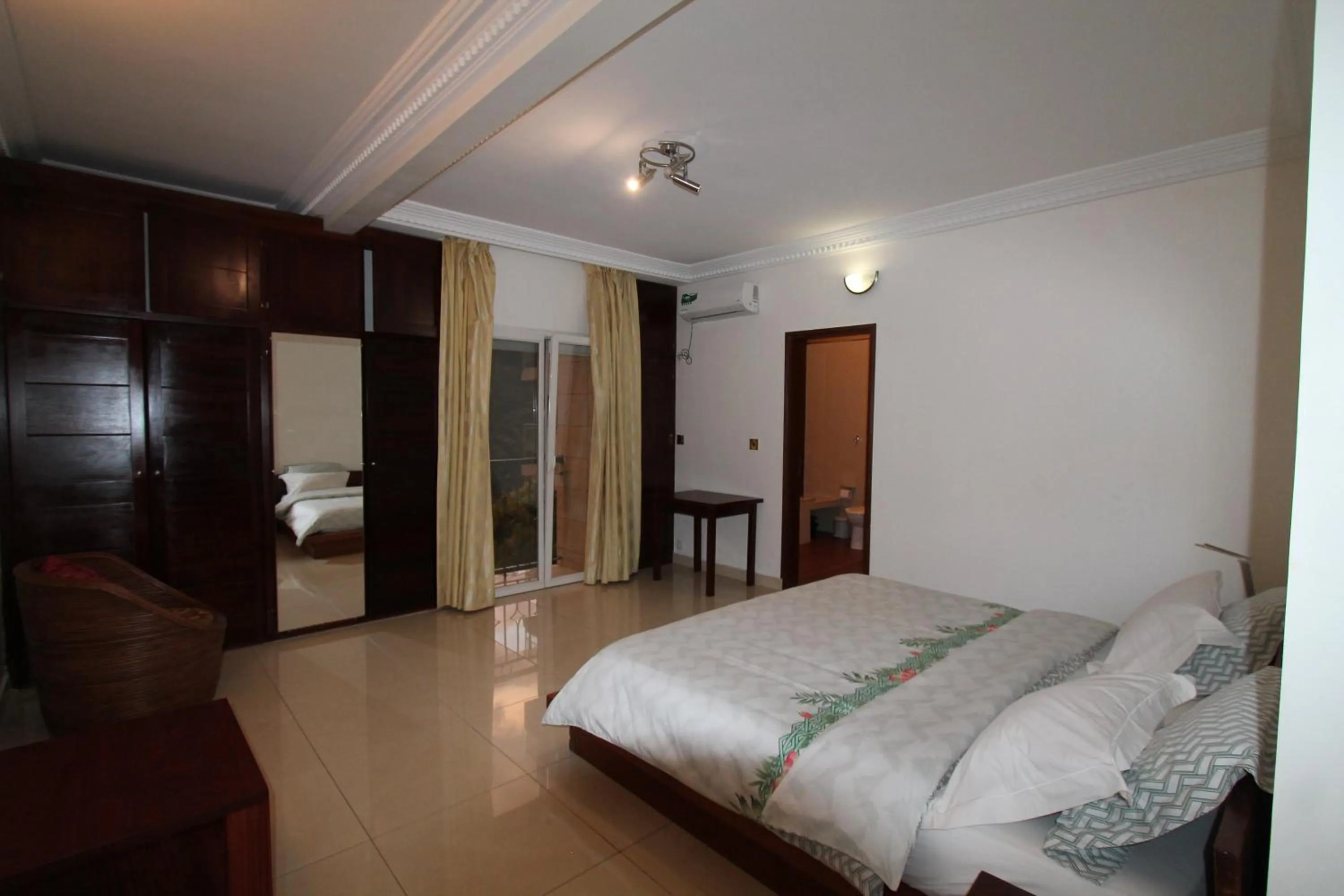 Toilet, Bed in Residence MASSOU