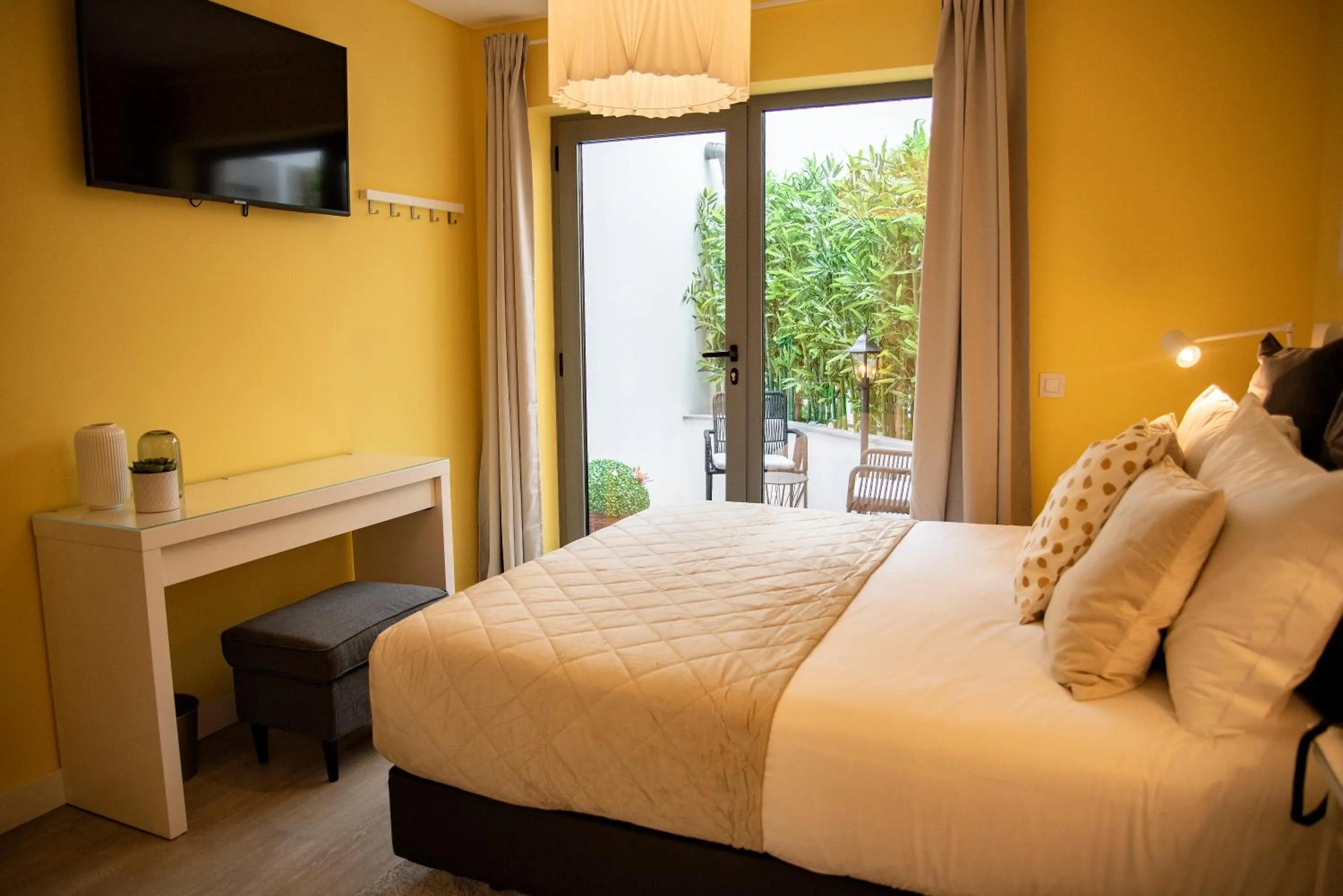 Balcony/Terrace, Bed in Kavia Hotel do Largo