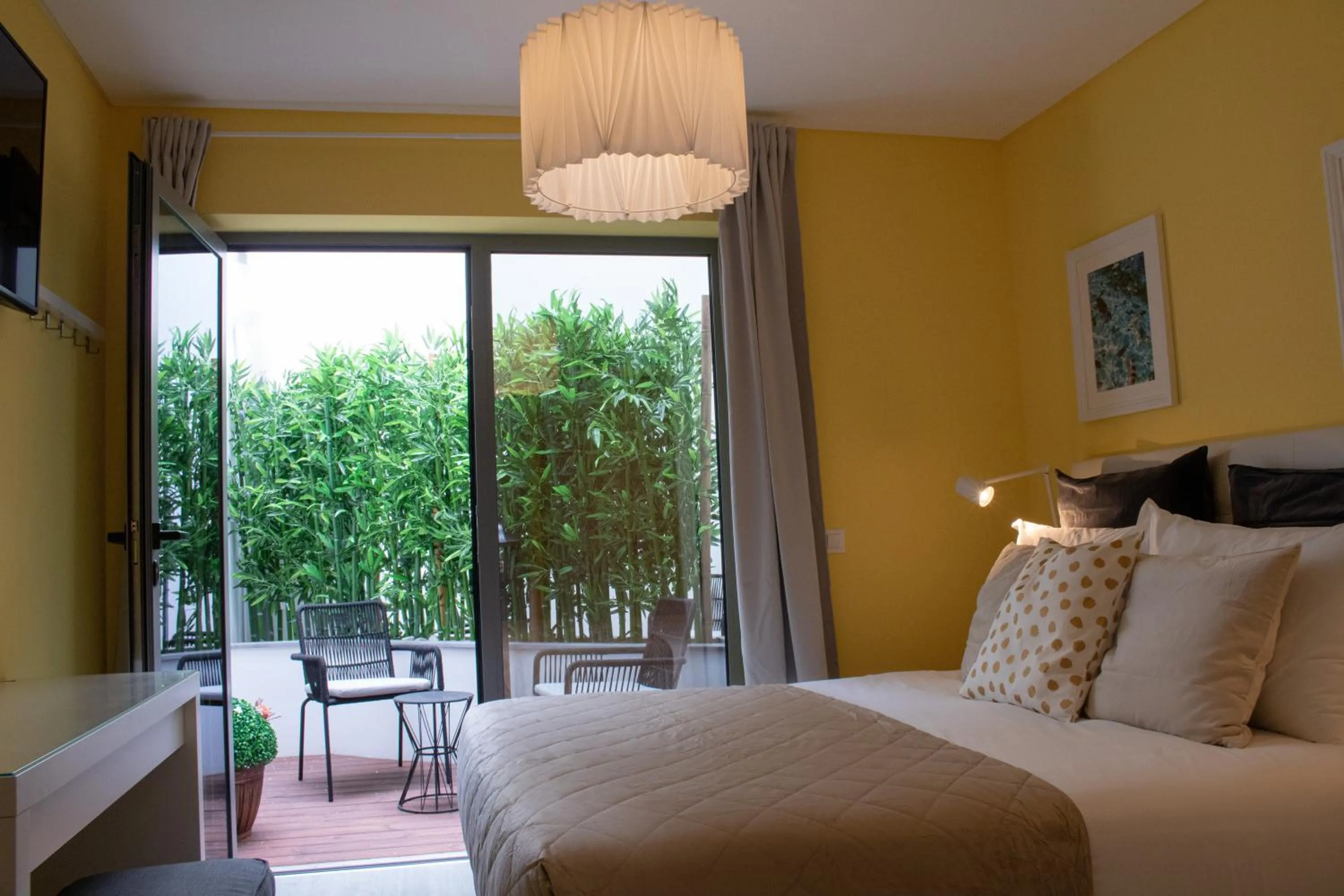 Balcony/Terrace, Bed in Kavia Hotel do Largo