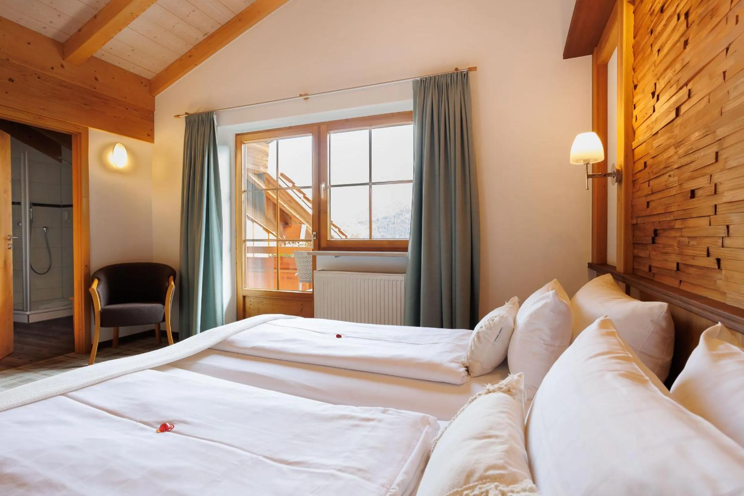 Photo of the whole room, Bed in Alpenhotel Sonneck - mit Bergbahnticket