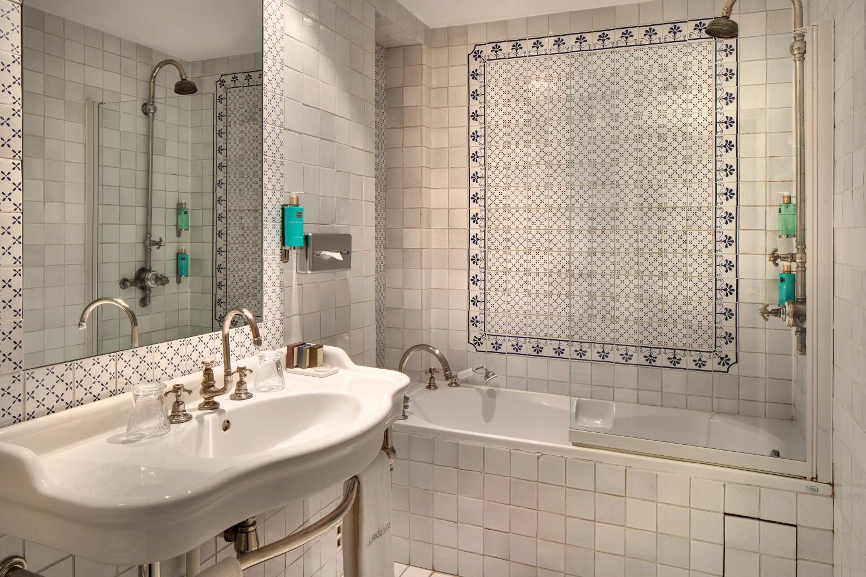 Property building in CAZAUDEHORE Hôtel Restaurant Gastronomique Terrasse et Jardins