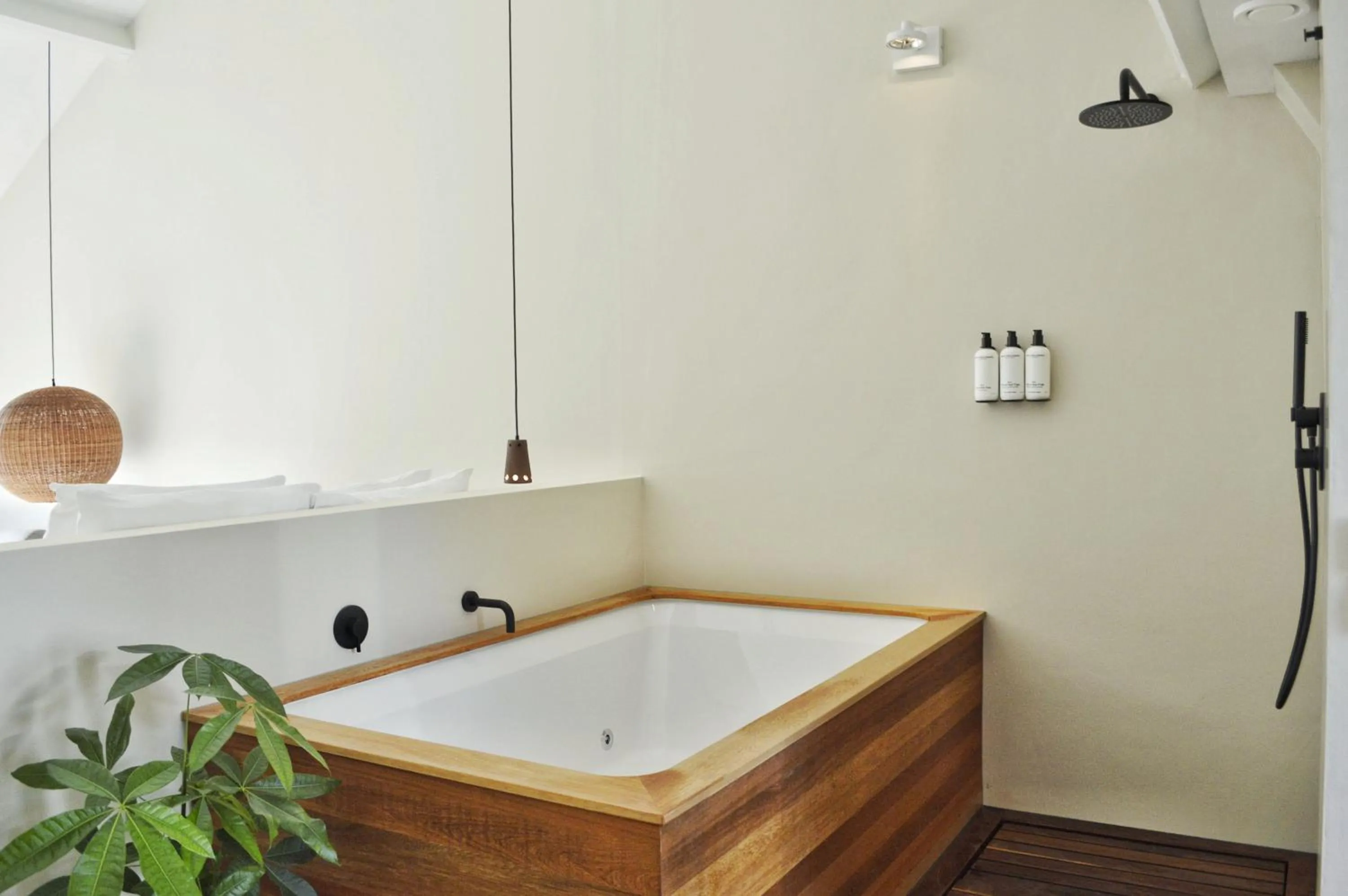 Shower in Van Heeckeren Apartments & Suites Nes