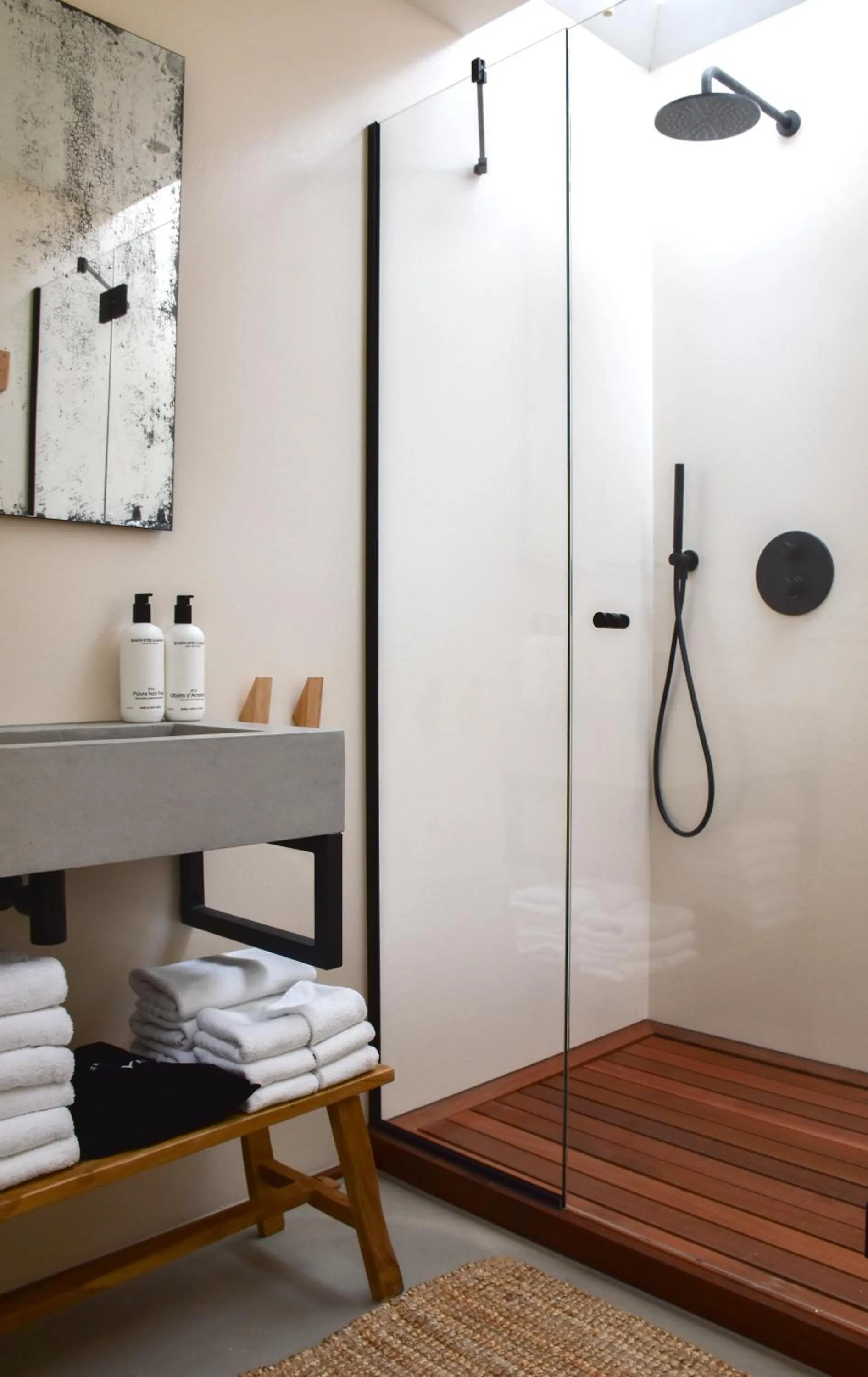 Shower in Van Heeckeren Apartments & Suites Nes