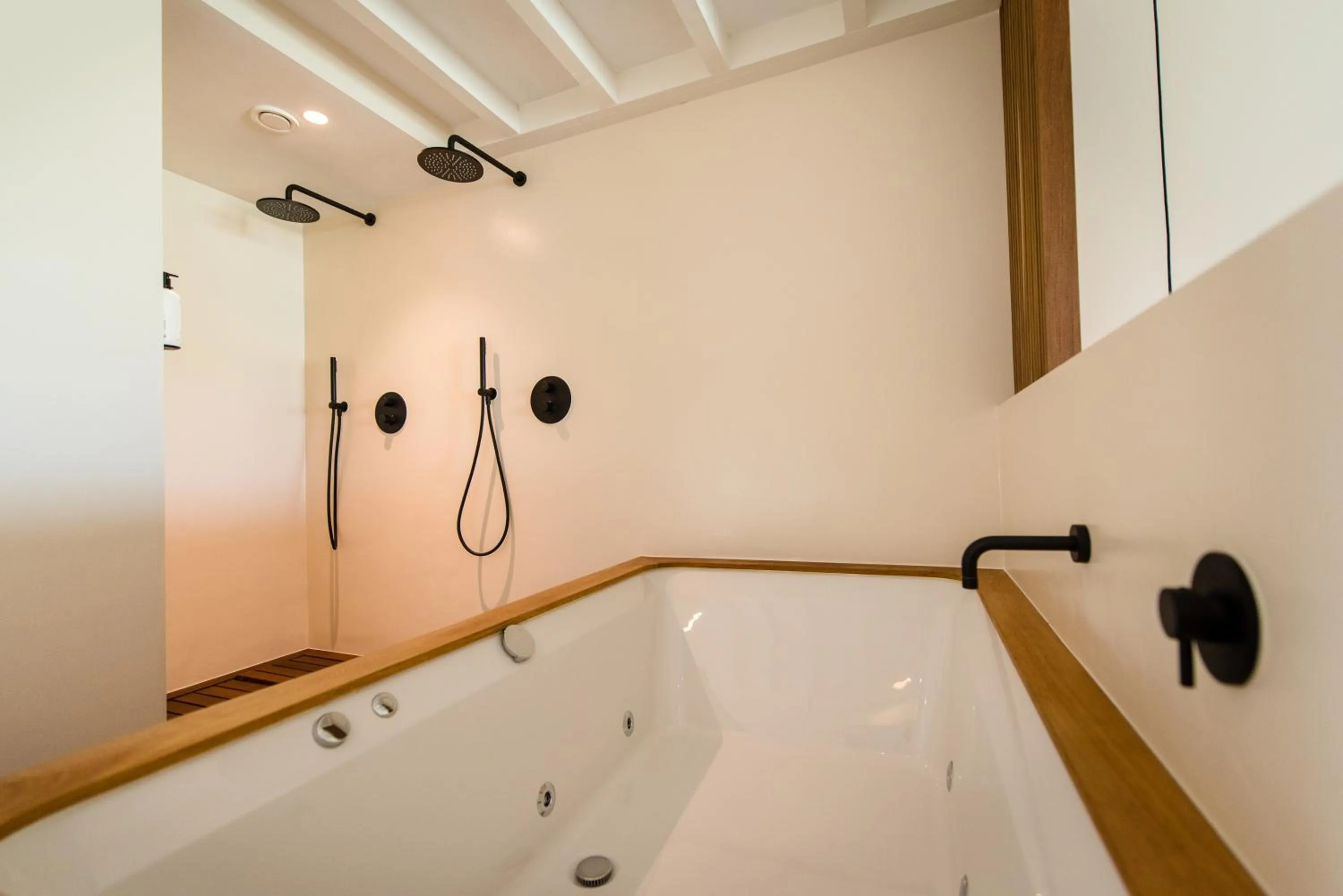 Bath in Van Heeckeren Apartments & Suites Nes