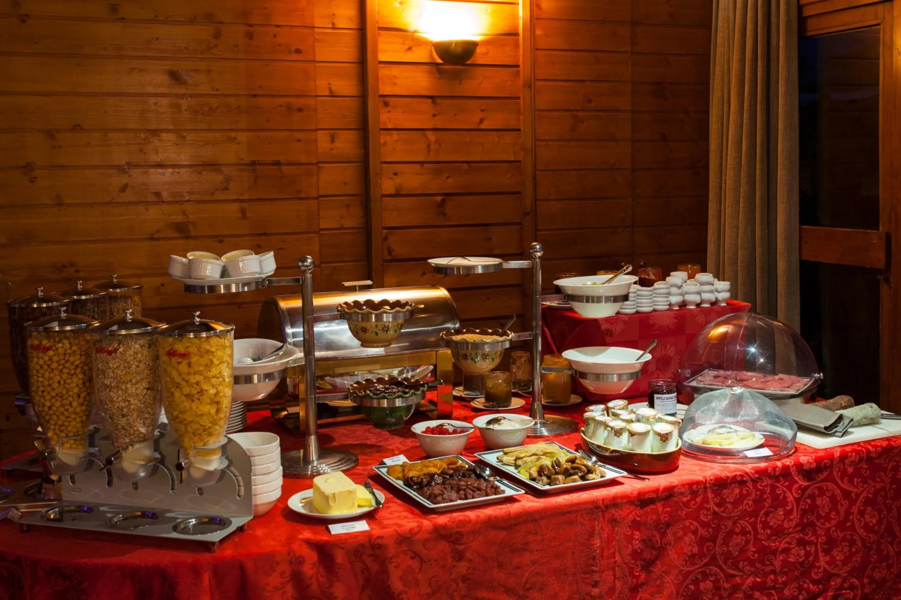 Buffet breakfast in Le Calgary