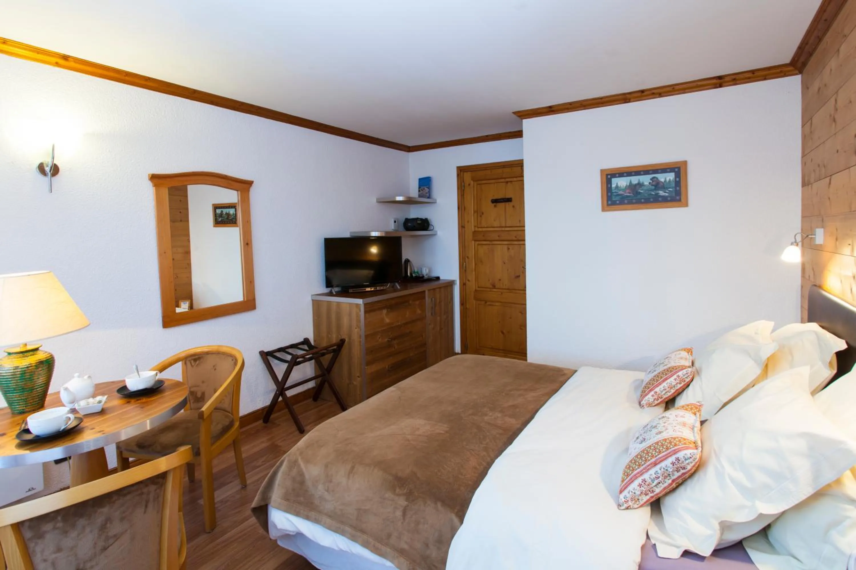 Photo of the whole room, Bed in Le Calgary