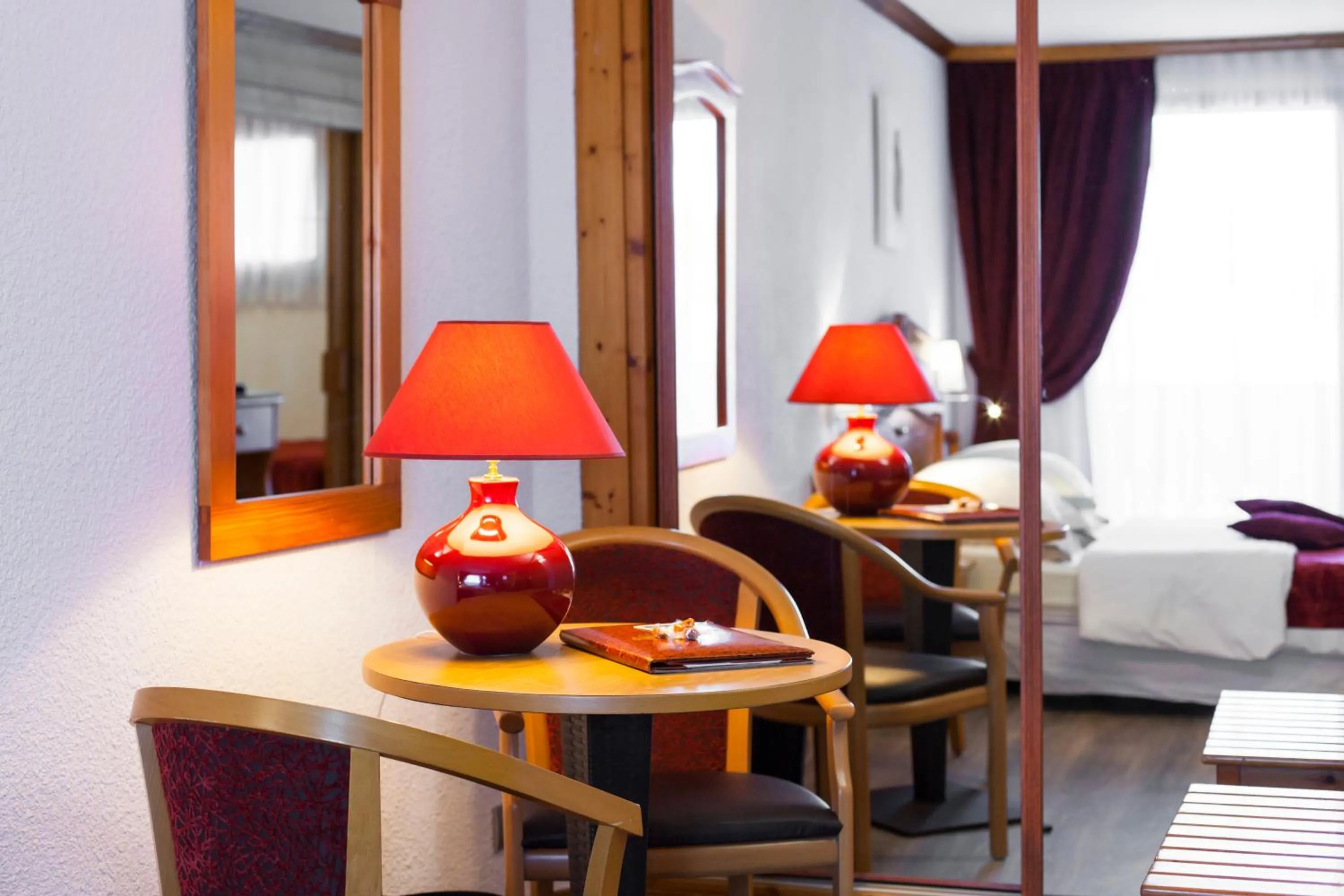 Photo of the whole room in Le Calgary