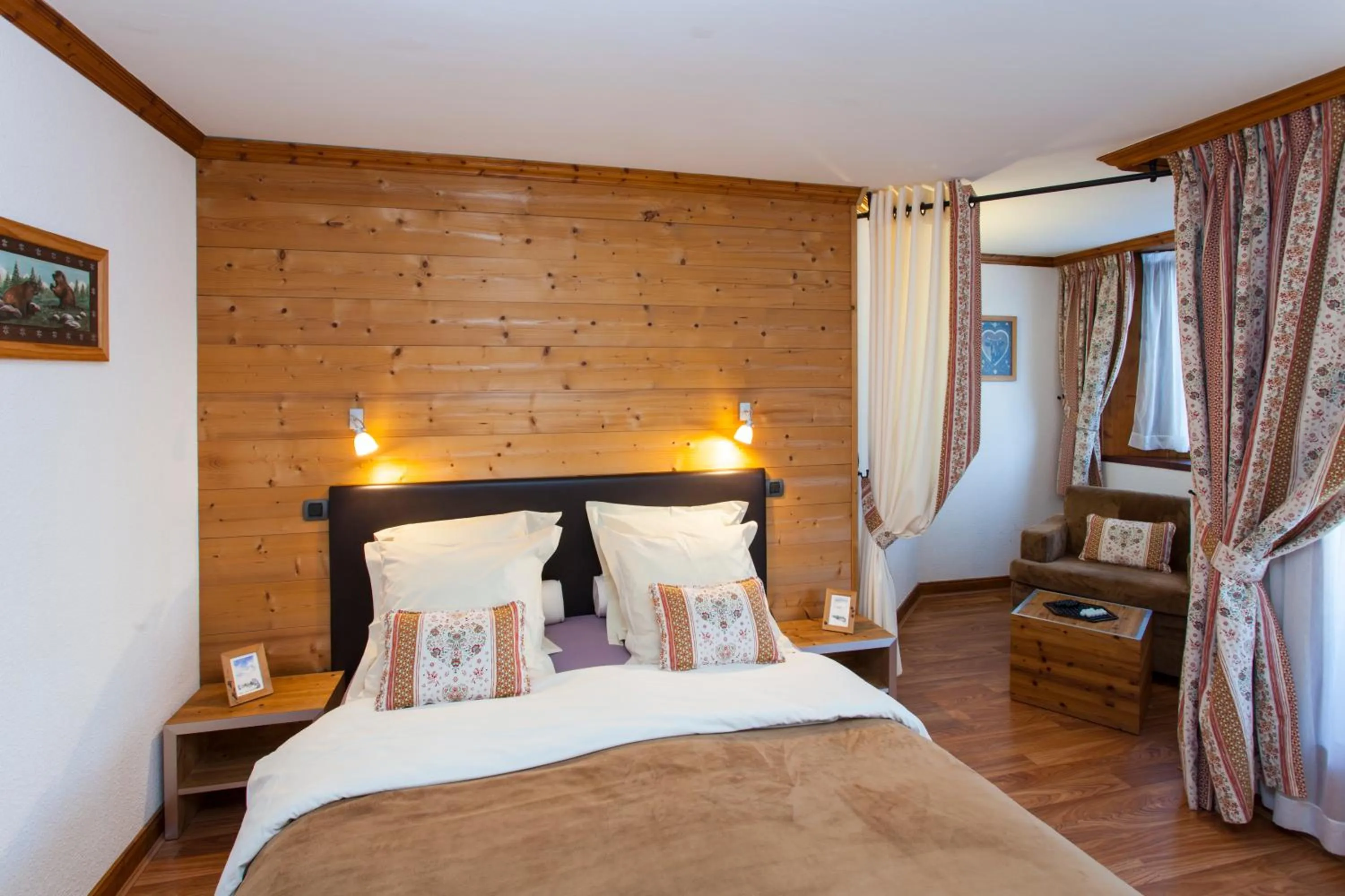 Photo of the whole room, Bed in Le Calgary