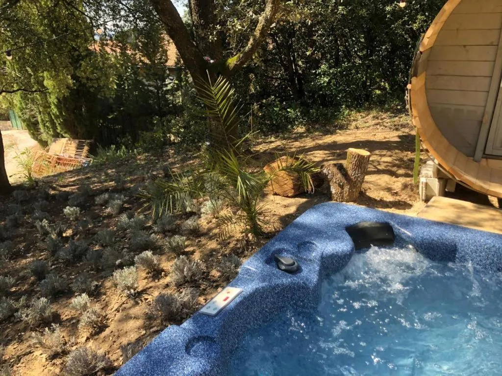 Suite Royale- SPA - Jacuzzi - Sauna - Massage - 2 Double Rooms - 4 SAISONS - Piscine Chauffée Toute l'année - POOL VIEW - Heated POOL -800m City Centre