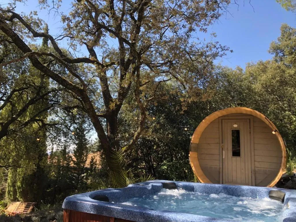 Suite Royale- SPA - Jacuzzi - Sauna - Massage - 2 Double Rooms - 4 SAISONS - Piscine Chauffée Toute l'année - POOL VIEW - Heated POOL -800m City Centre