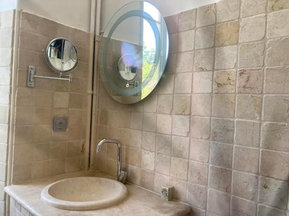 Suite Royale- SPA - Jacuzzi - Sauna - Massage - 2 Double Rooms - 4 SAISONS - Piscine Chauffée Toute l'année - POOL VIEW - Heated POOL -800m City Centre