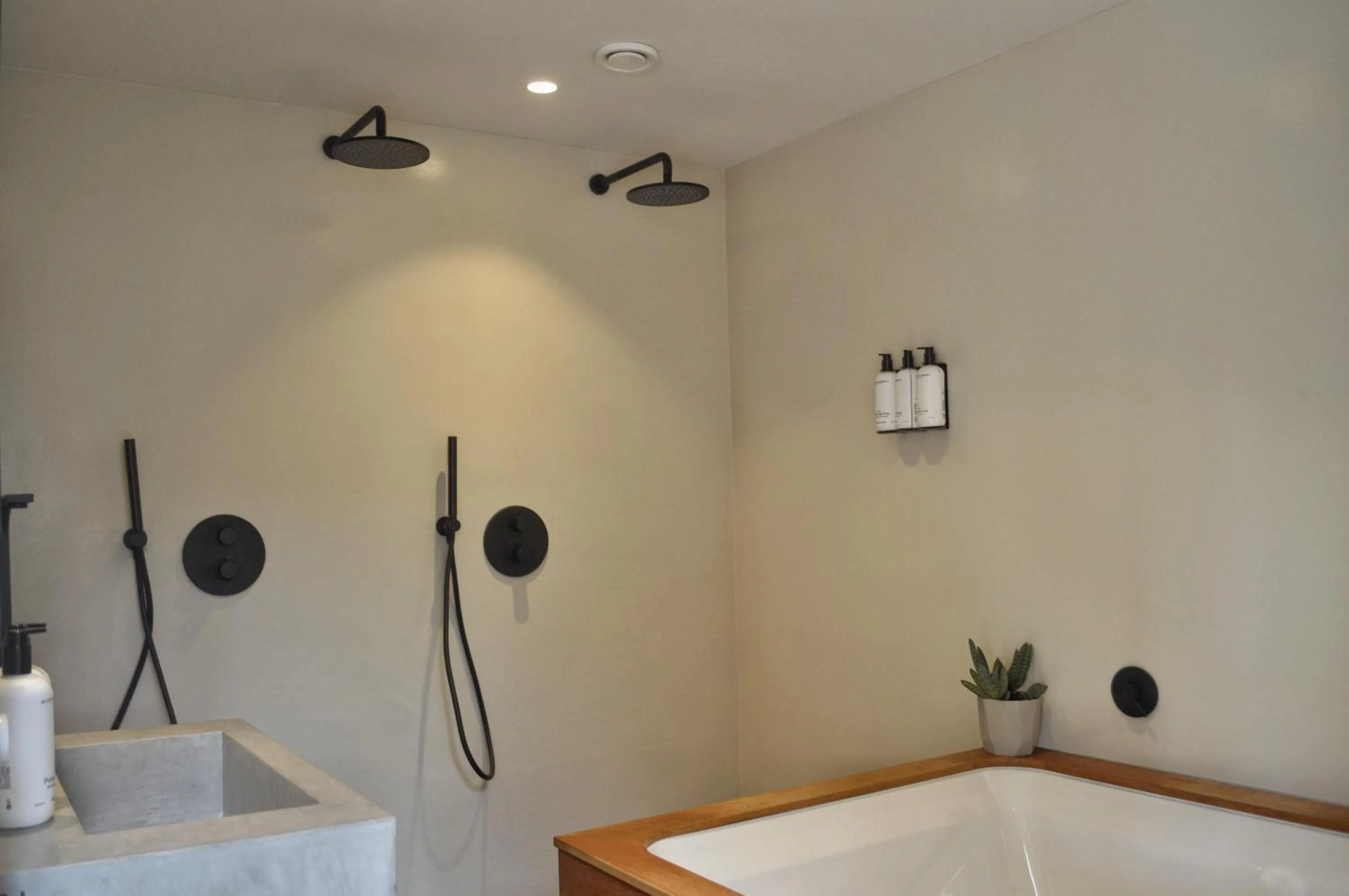 Bathroom in Van Heeckeren Apartments & Suites Buren