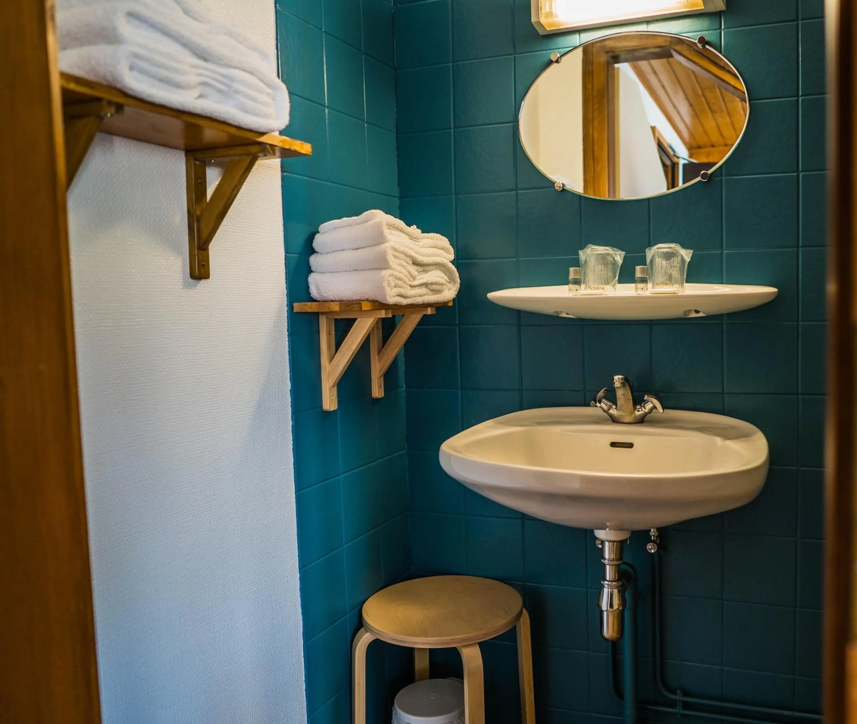 Shower in Hôtel Au Vieux Moulin