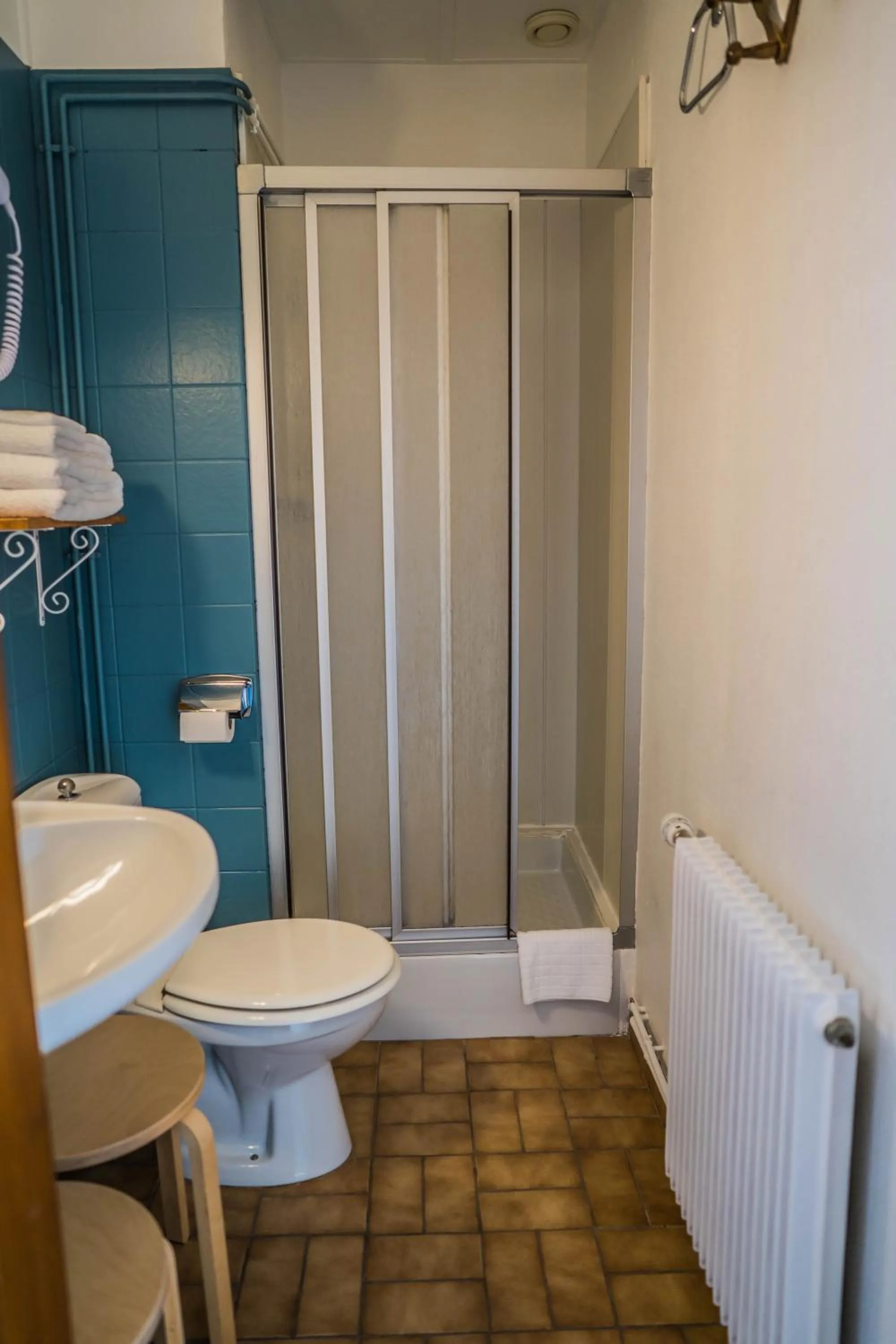 Shower in Hôtel Au Vieux Moulin