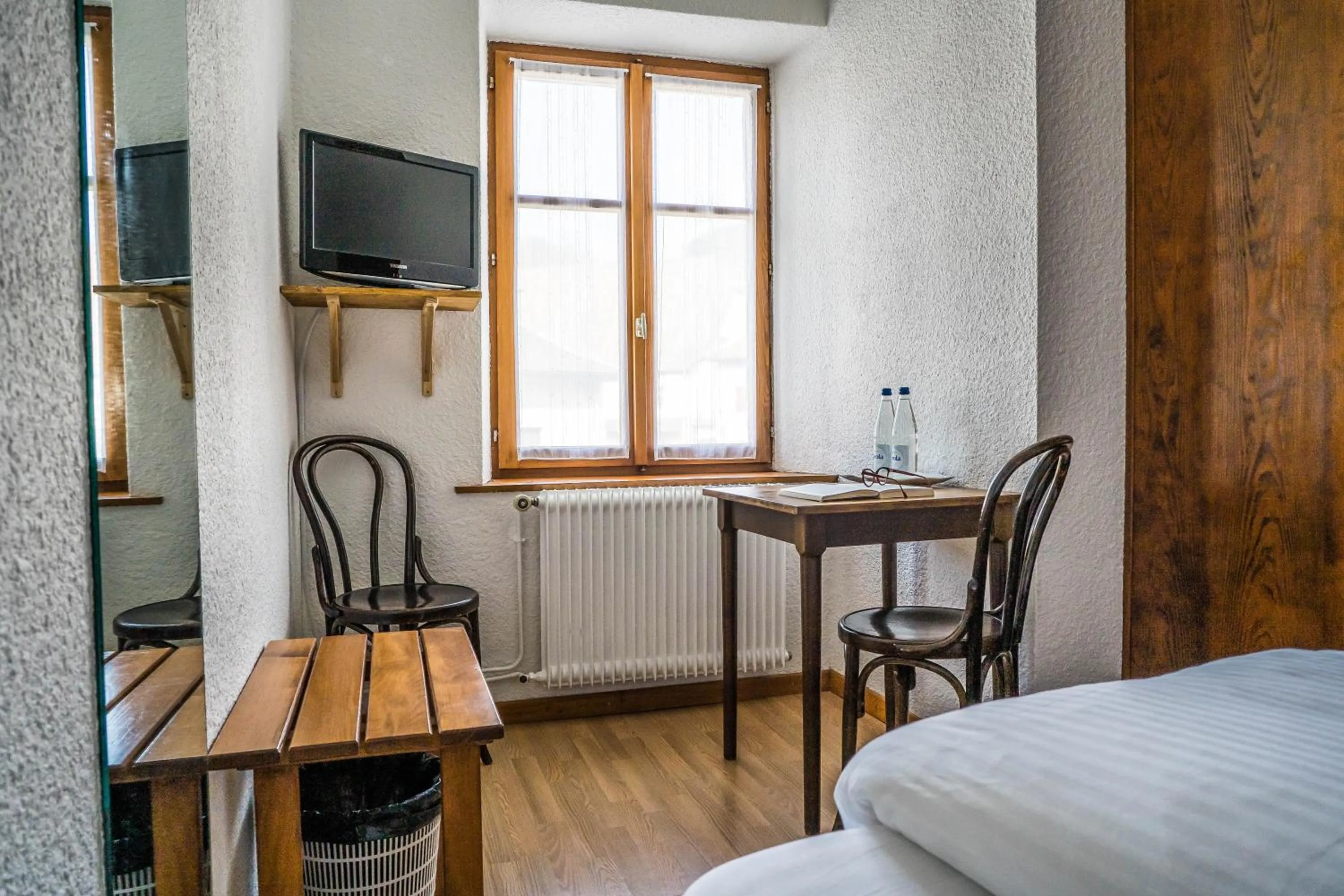 Seating area, Bed in Hôtel Au Vieux Moulin