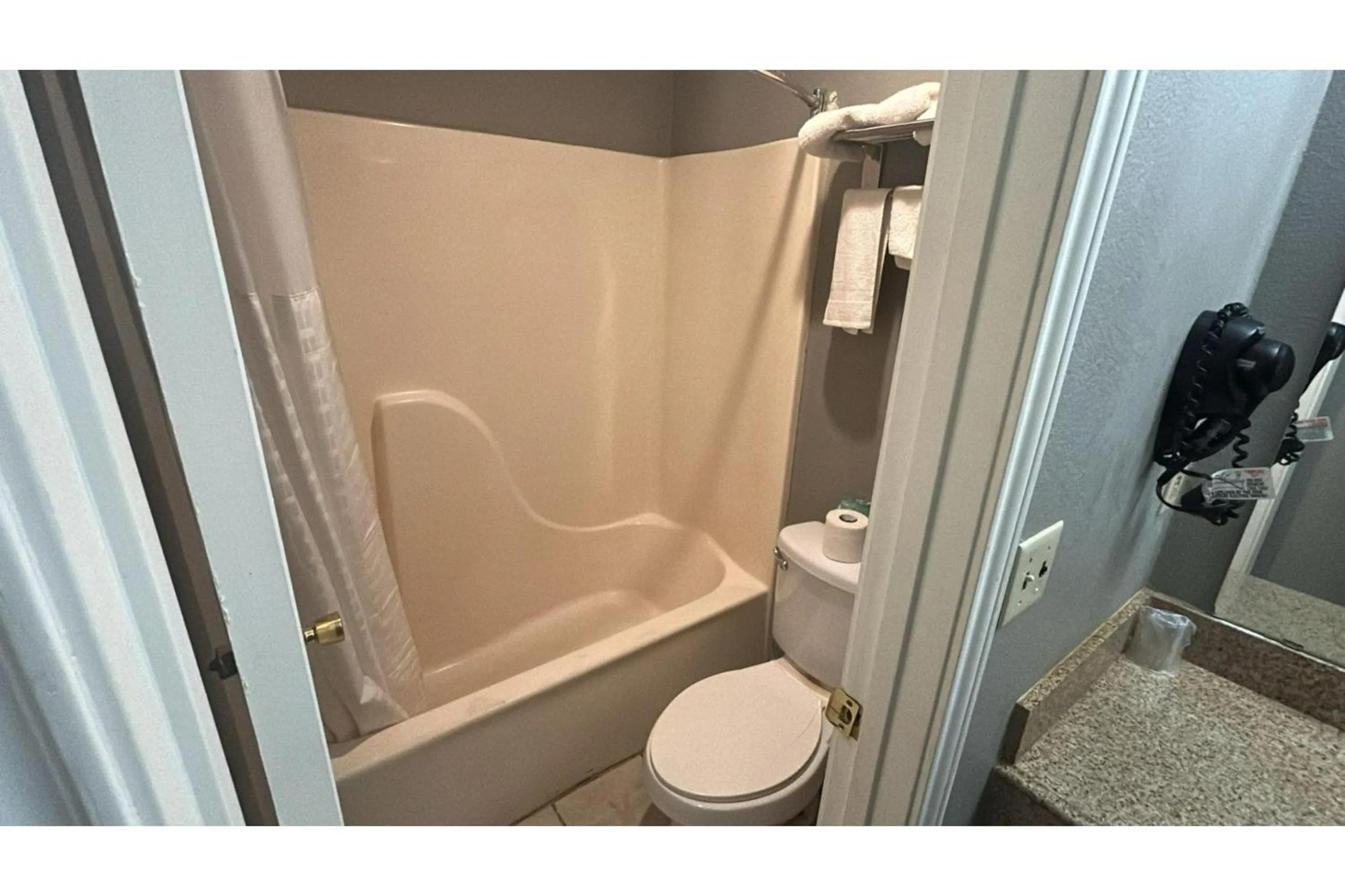 Bathroom in HiWay Inn Express Elk City Route 66