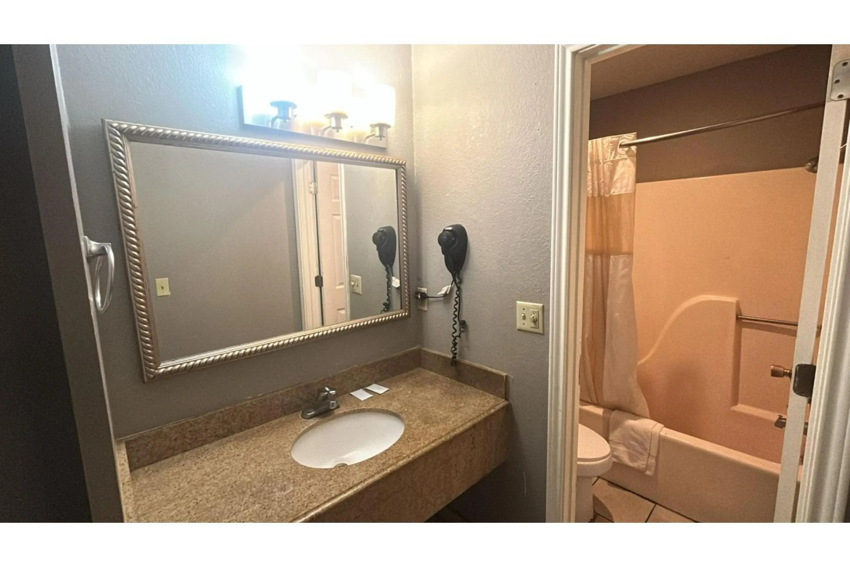 Bathroom in HiWay Inn Express Elk City Route 66