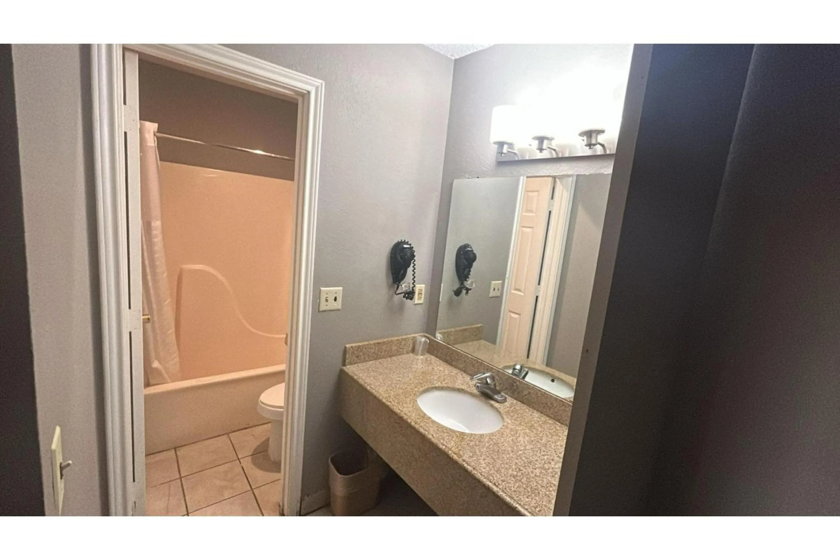 Bathroom in HiWay Inn Express Elk City Route 66