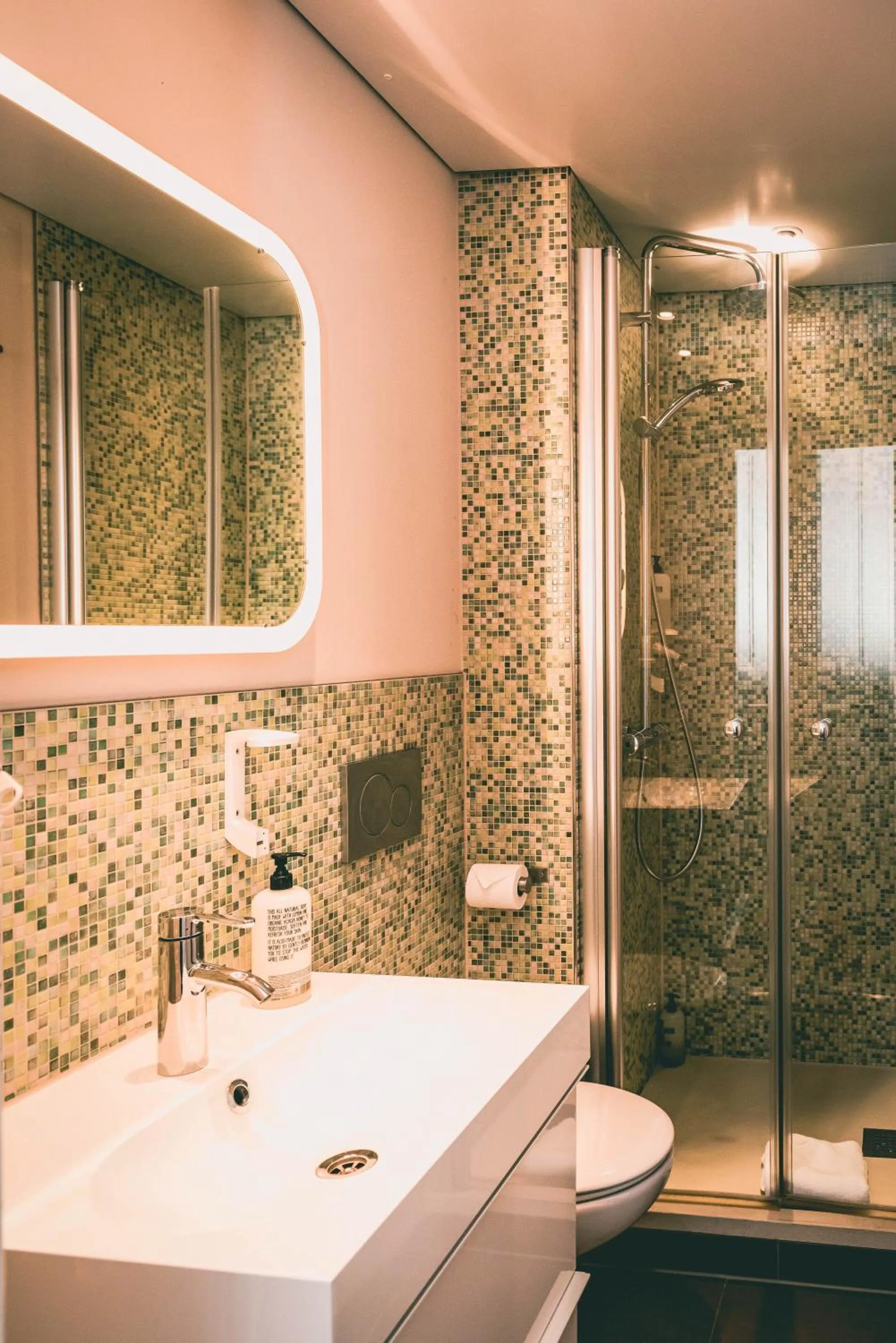 Bathroom in Hotel Villa Klemm - Wiesbaden City