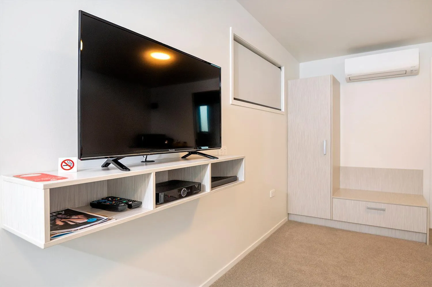 TV and multimedia in The Com Plex Motel