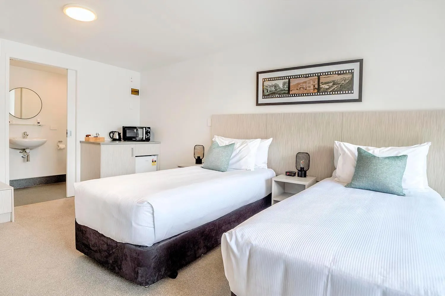 Bed in The Com Plex Motel