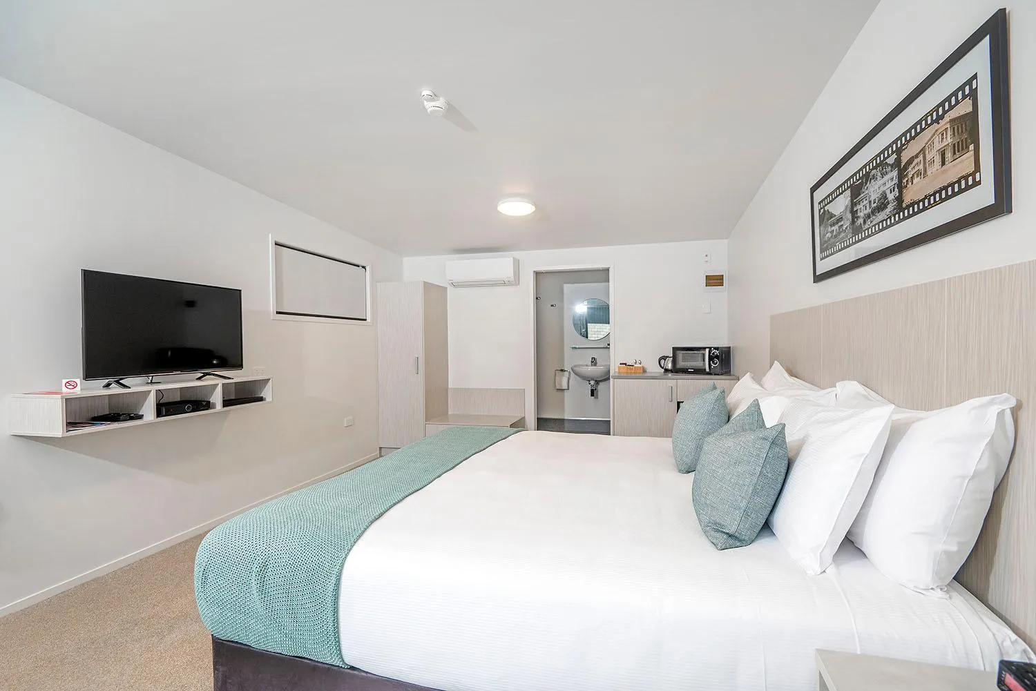 Bed in The Com Plex Motel