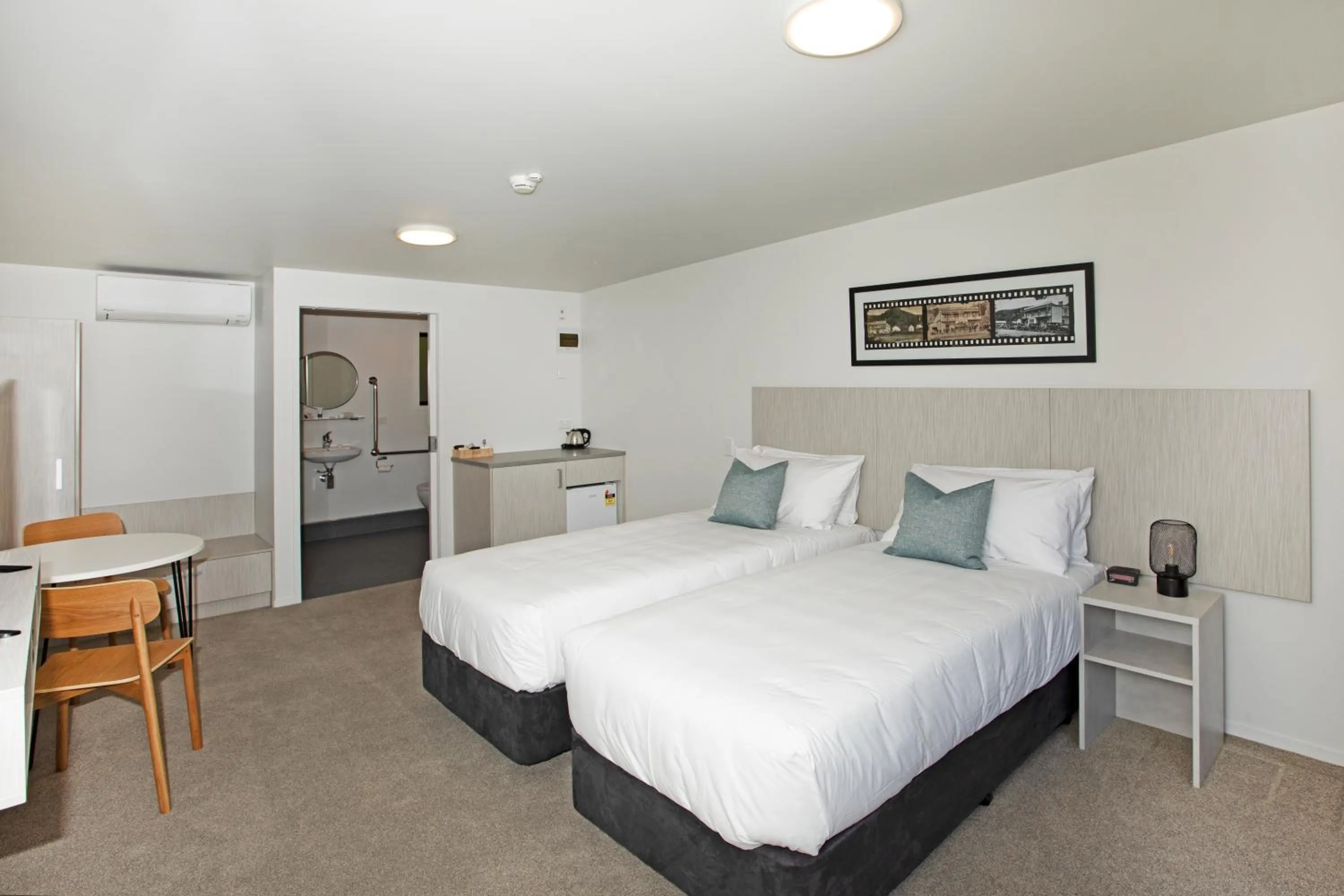 Bed in The Com Plex Motel