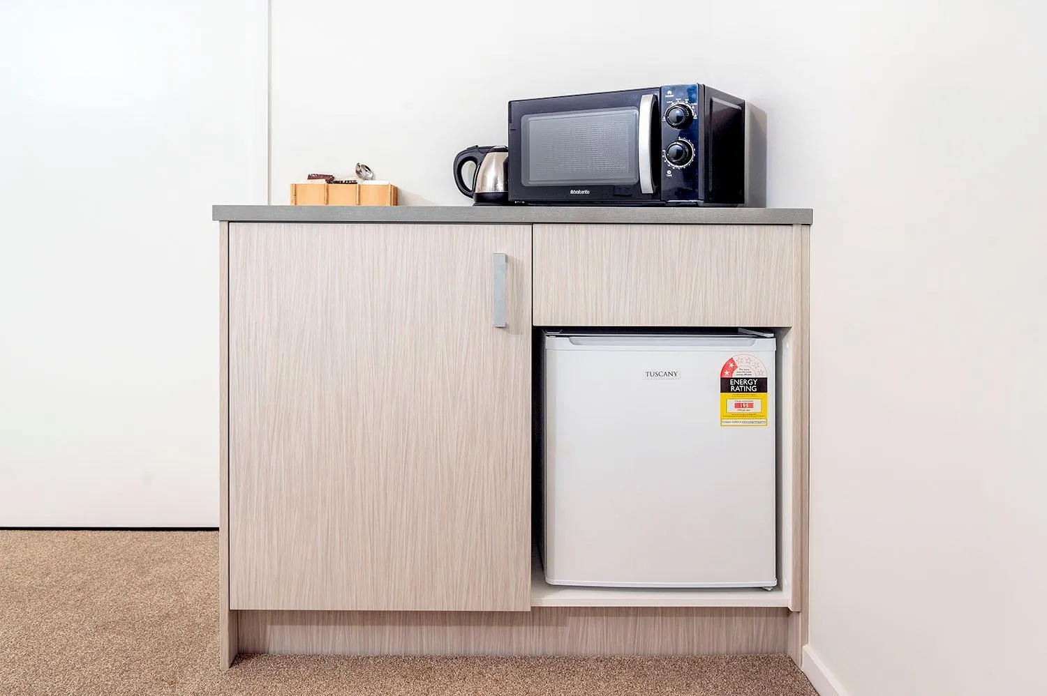 Kitchen or kitchenette in The Com Plex Motel