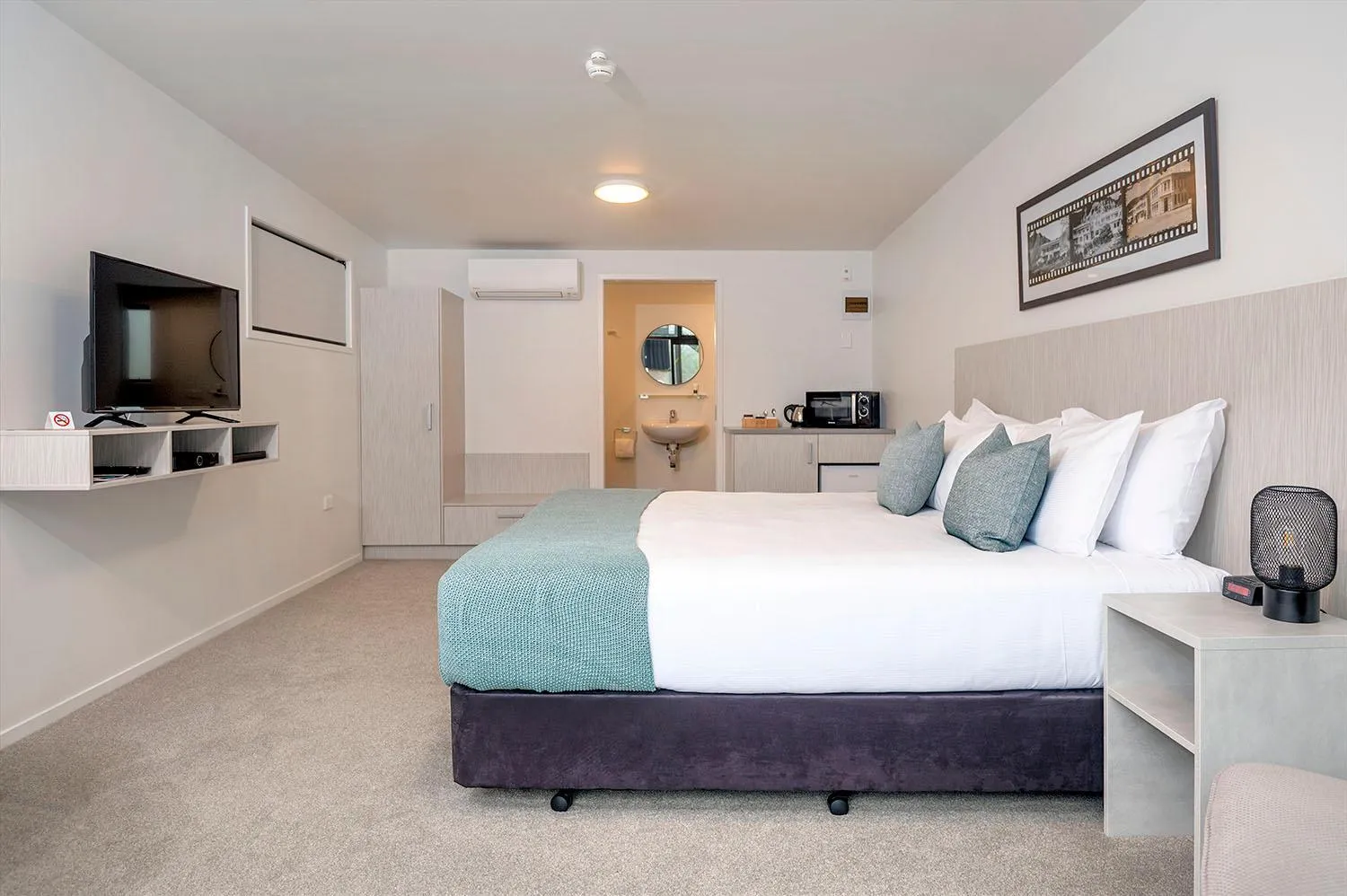 Bed in The Com Plex Motel