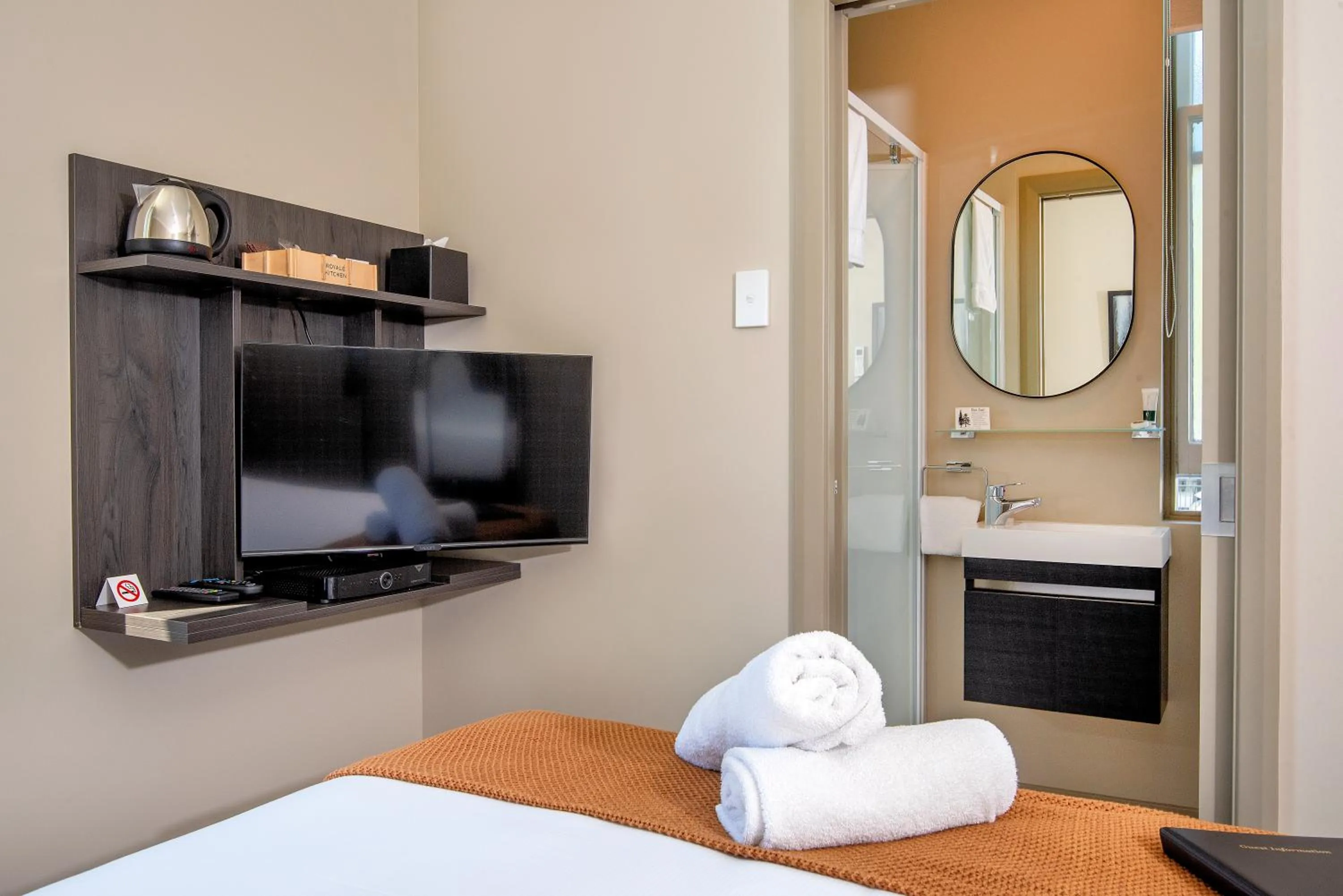 Bed in The Com Plex Motel