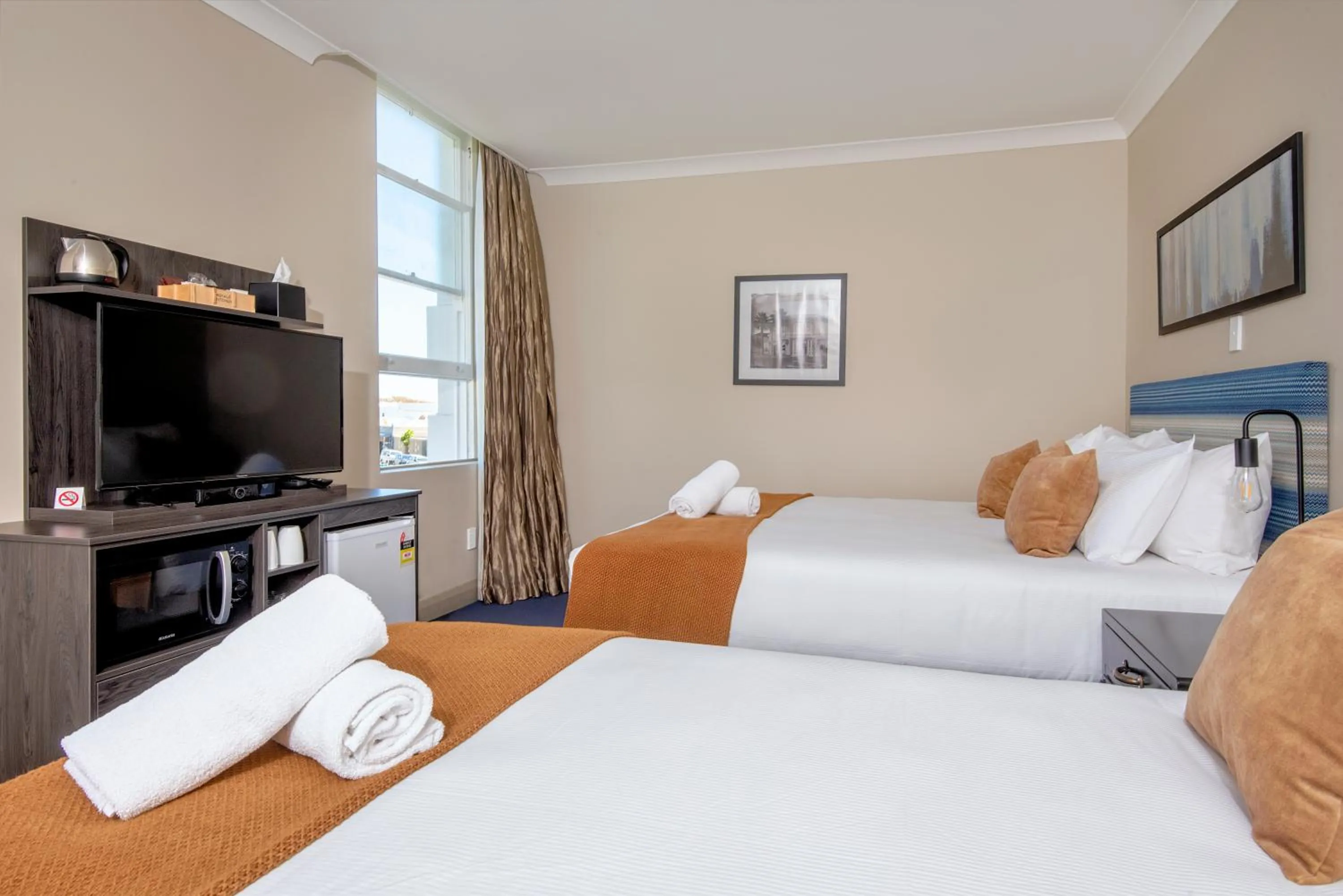 Bed in The Com Plex Motel