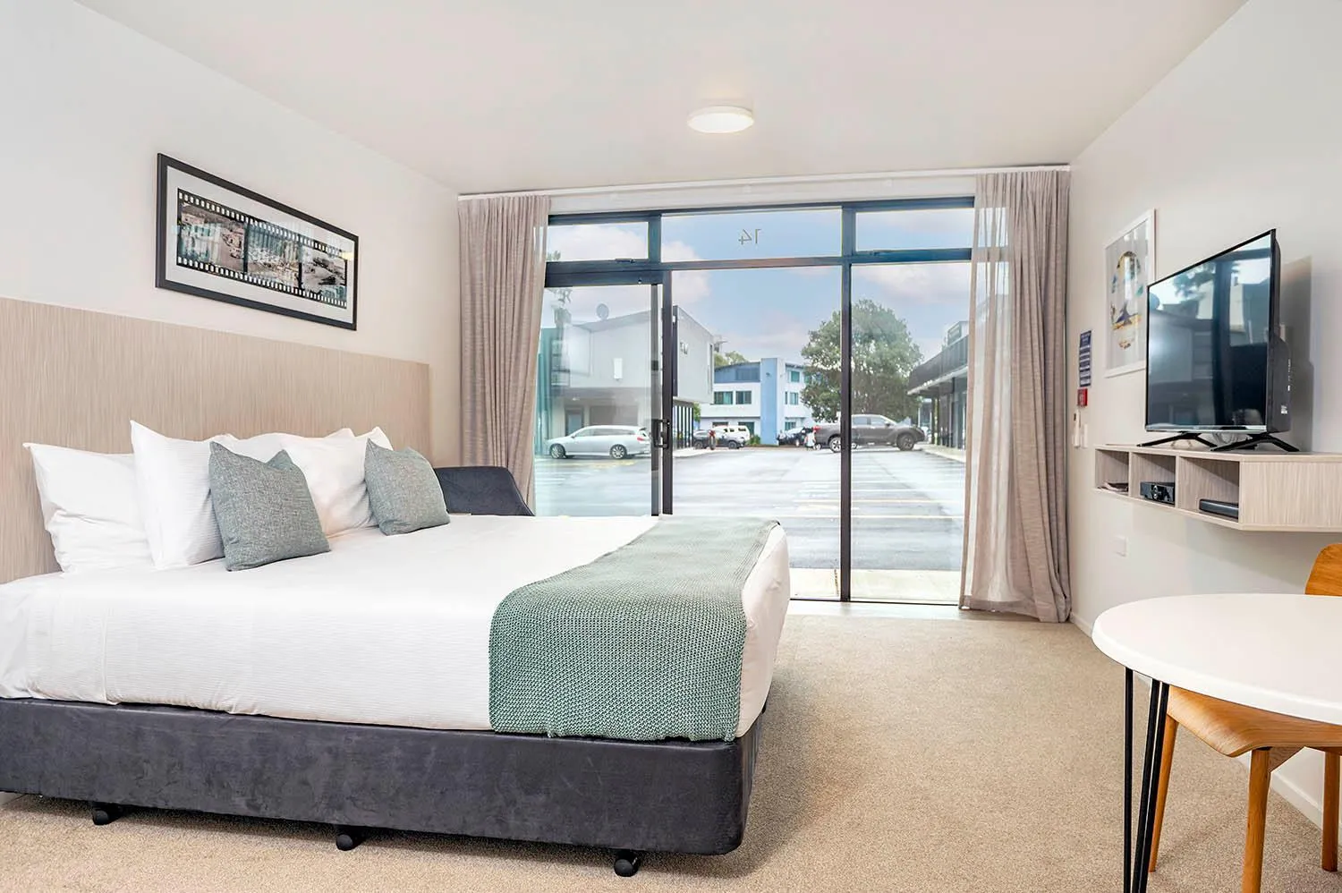 Bed in The Com Plex Motel