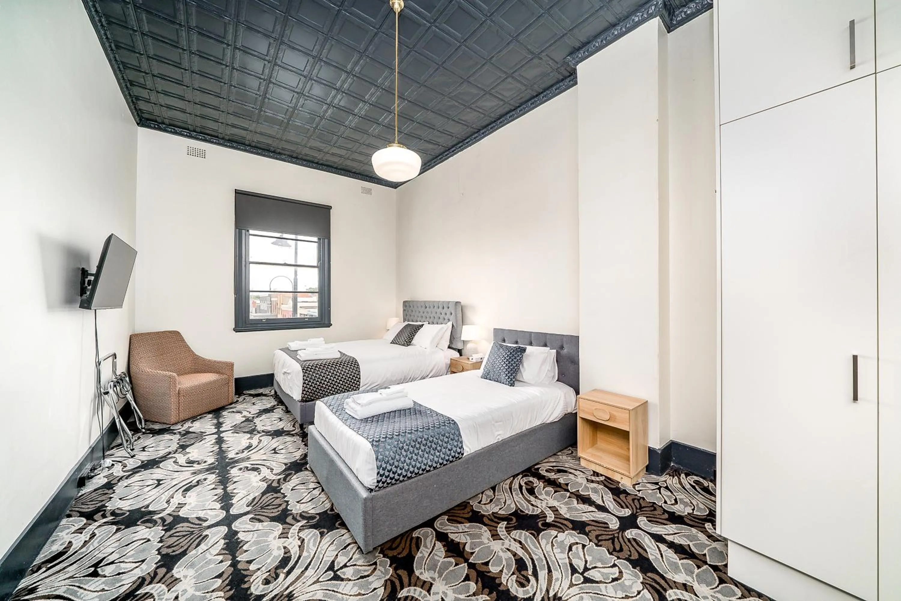 Bed in Romano's Hotel & Suites Wagga Wagga