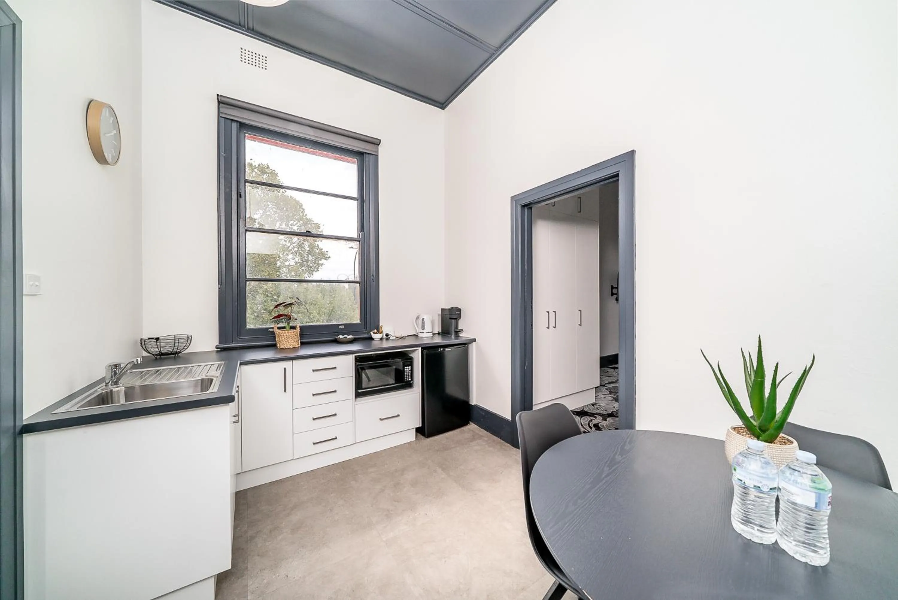 Kitchen or kitchenette in Romano's Hotel & Suites Wagga Wagga