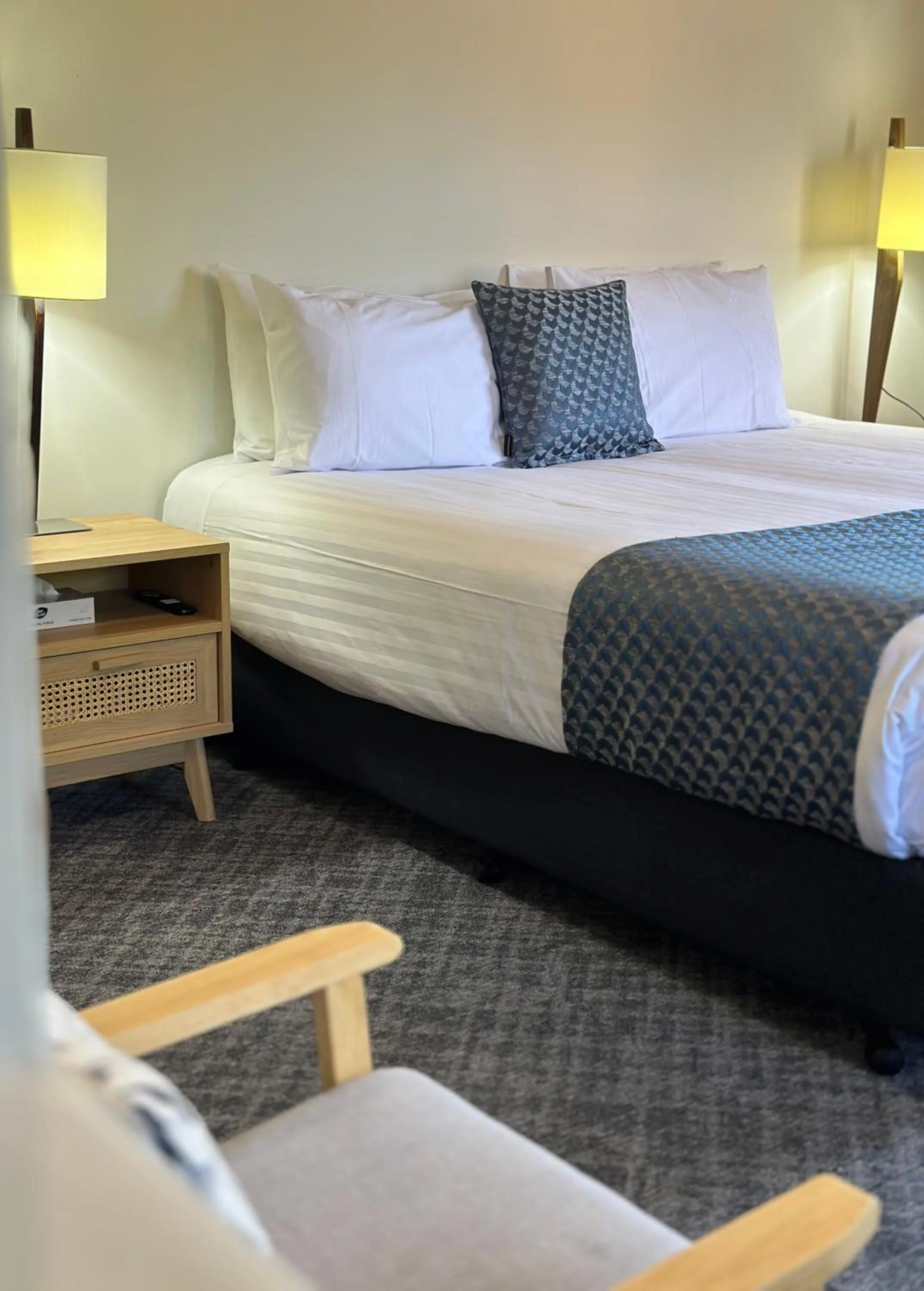 Bed in Romano's Hotel & Suites Wagga Wagga