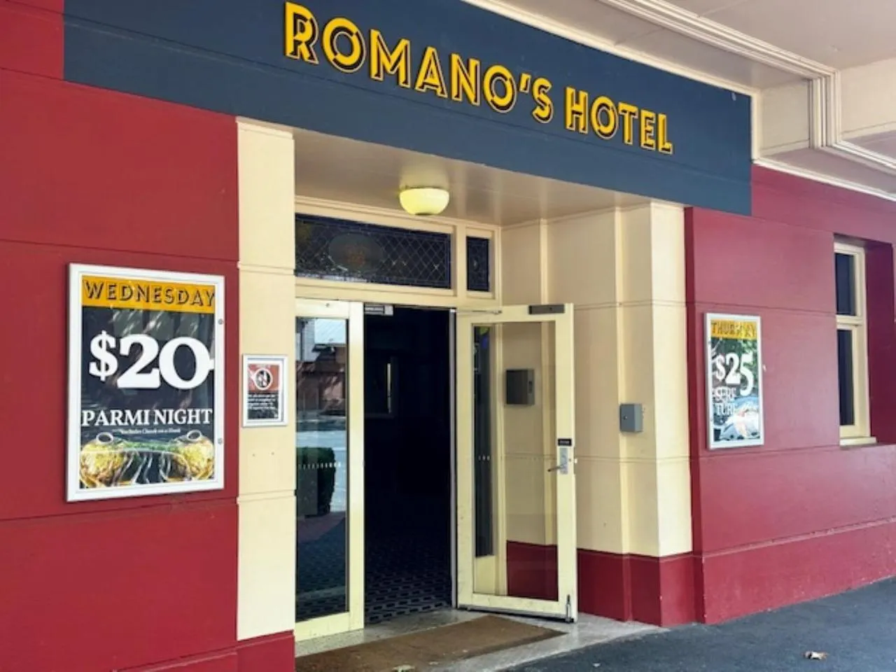 Facade/entrance in Romano's Hotel & Suites Wagga Wagga