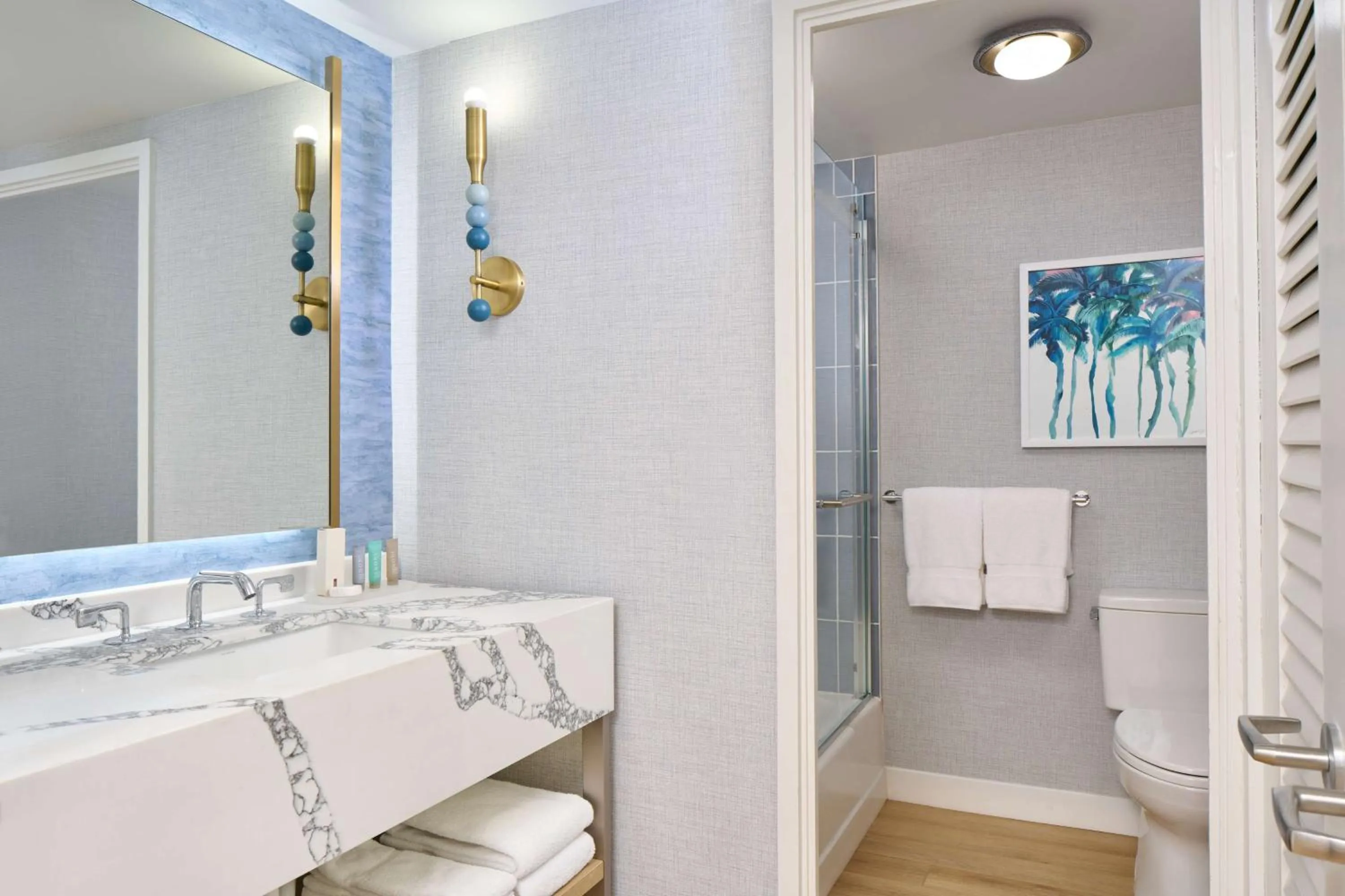 Bathroom, Bed in OUTRIGGER Kāʻanapali Beach Resort